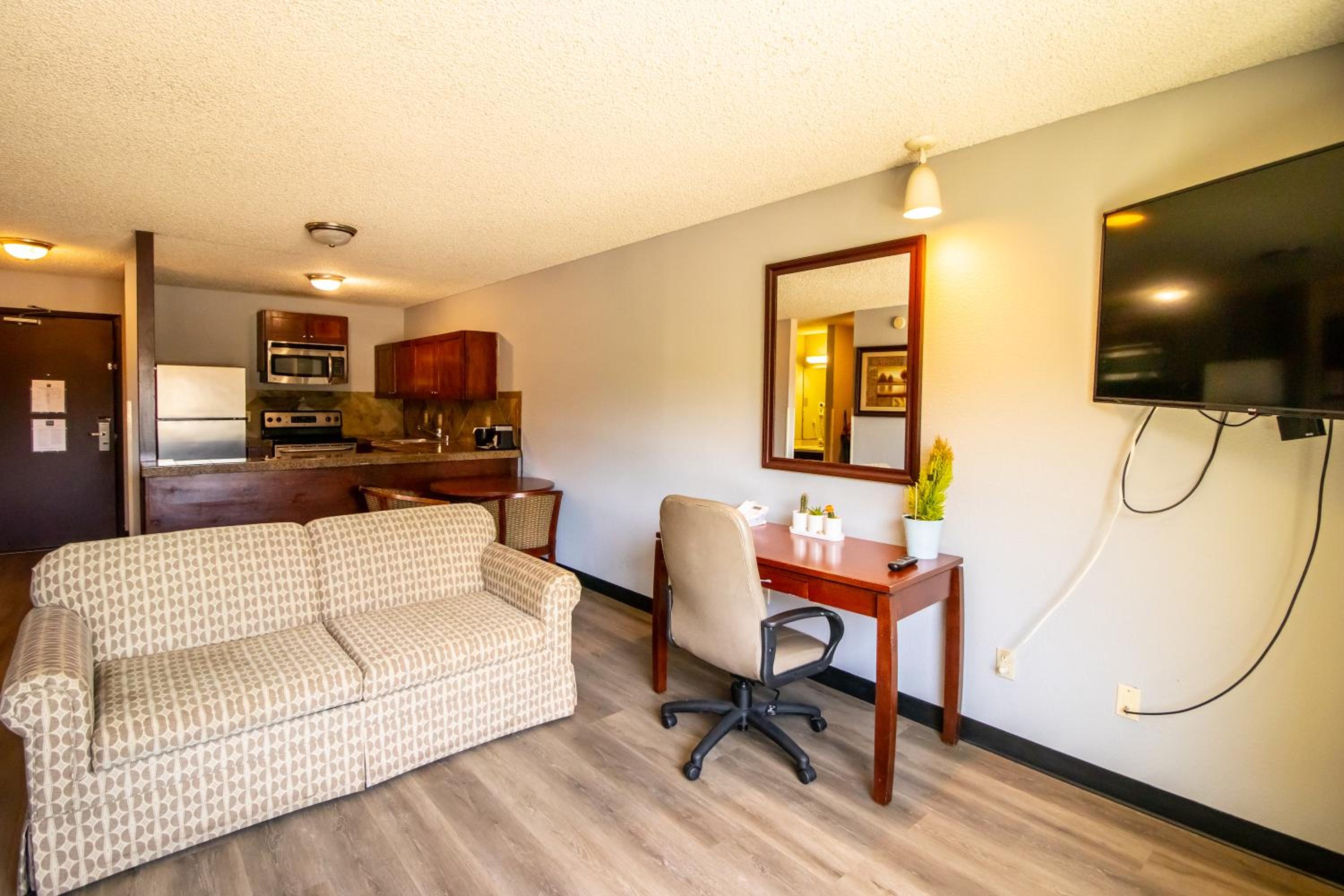 Executive Suite - Photo 2