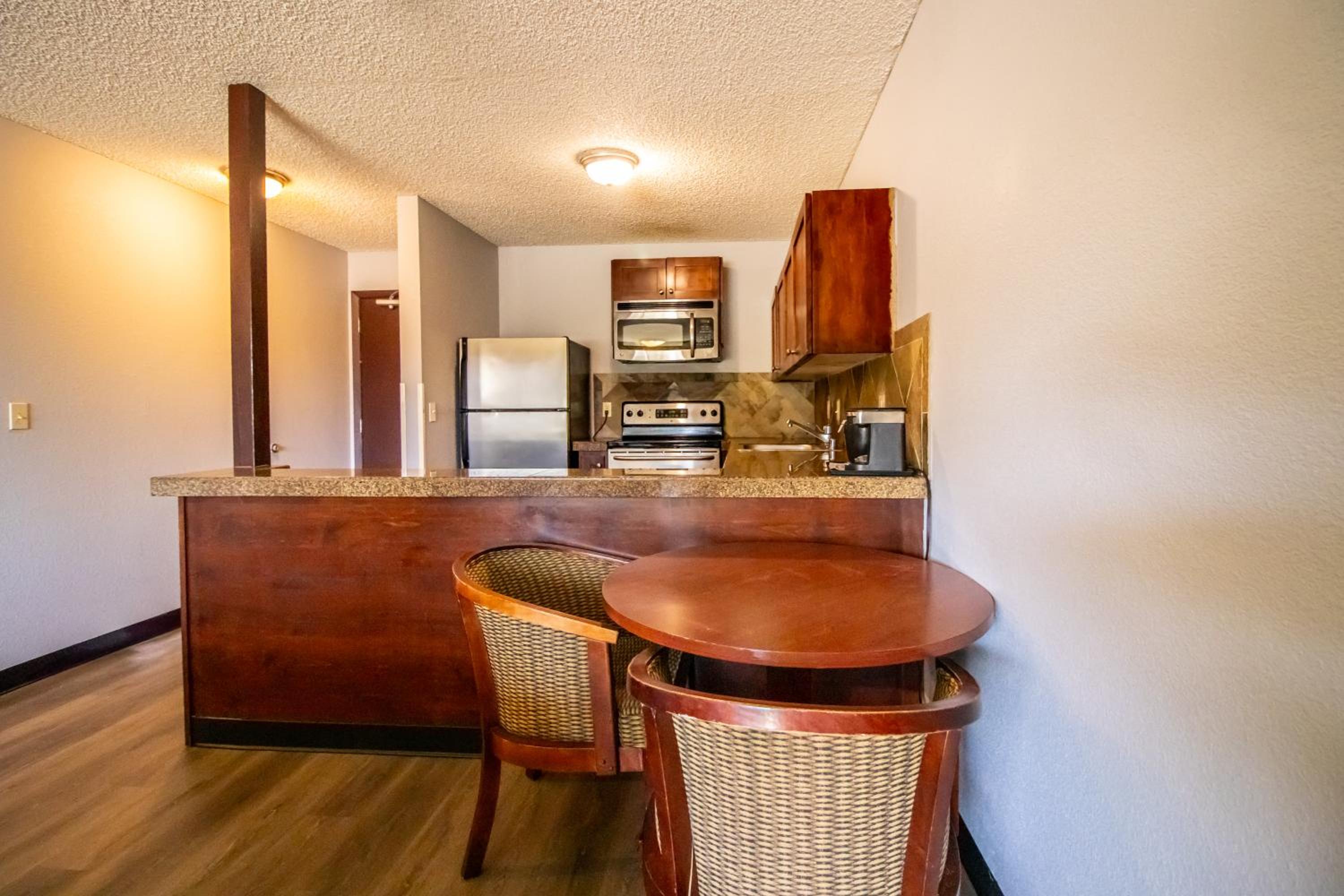 Executive Suite - Photo 7