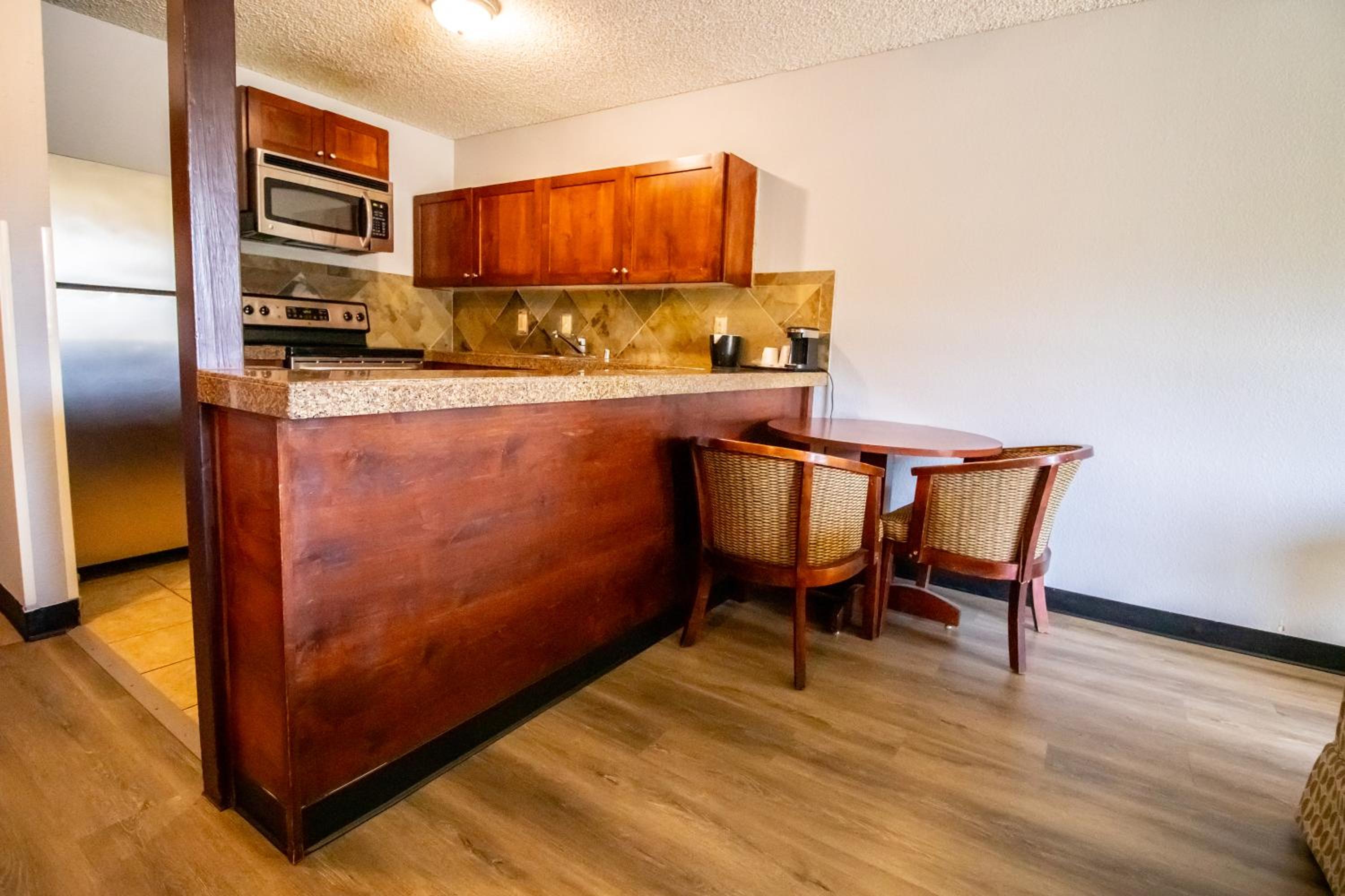 Executive Suite - Photo 6