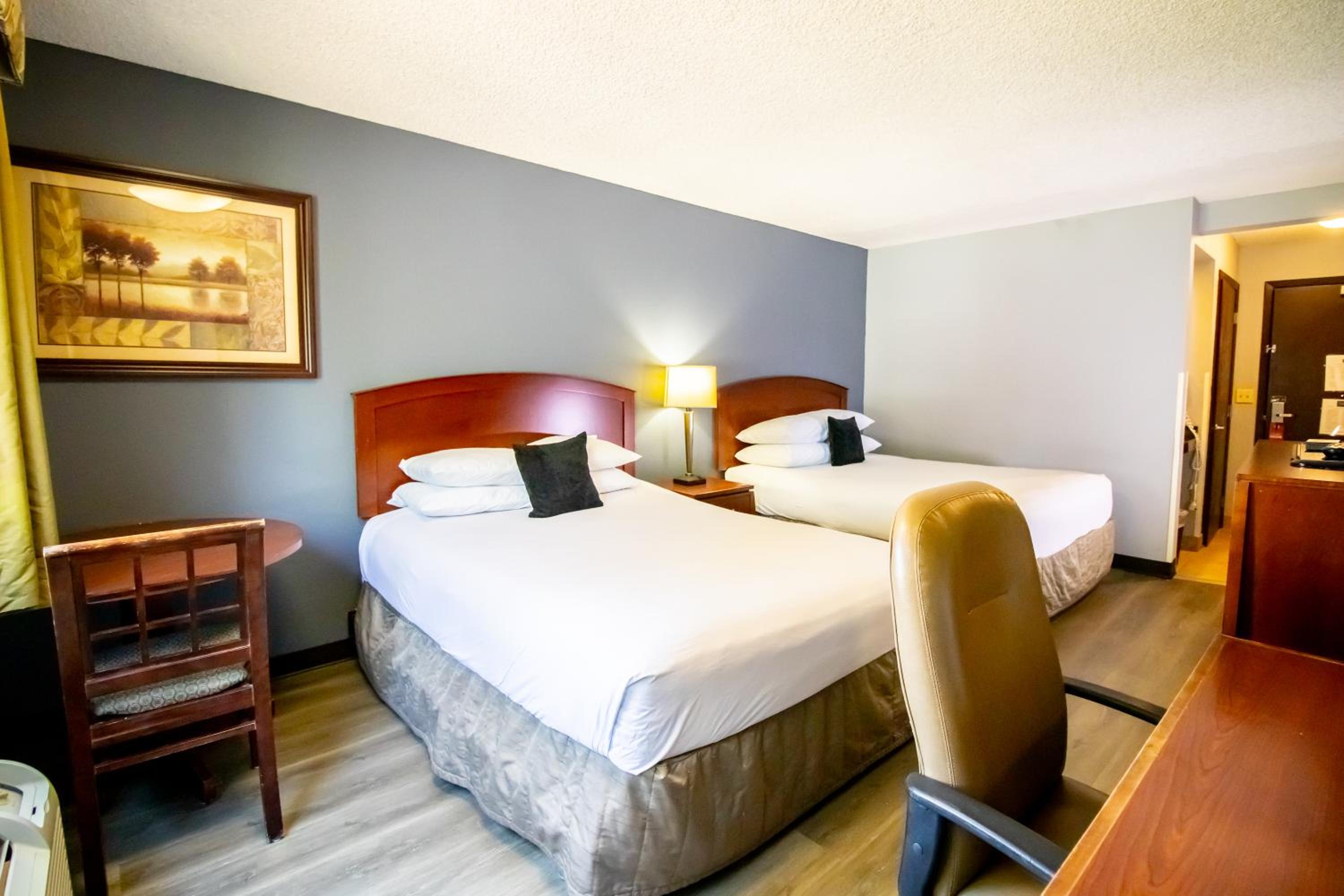 Queen Room with Two Queen Beds - Disability Access - Photo 2