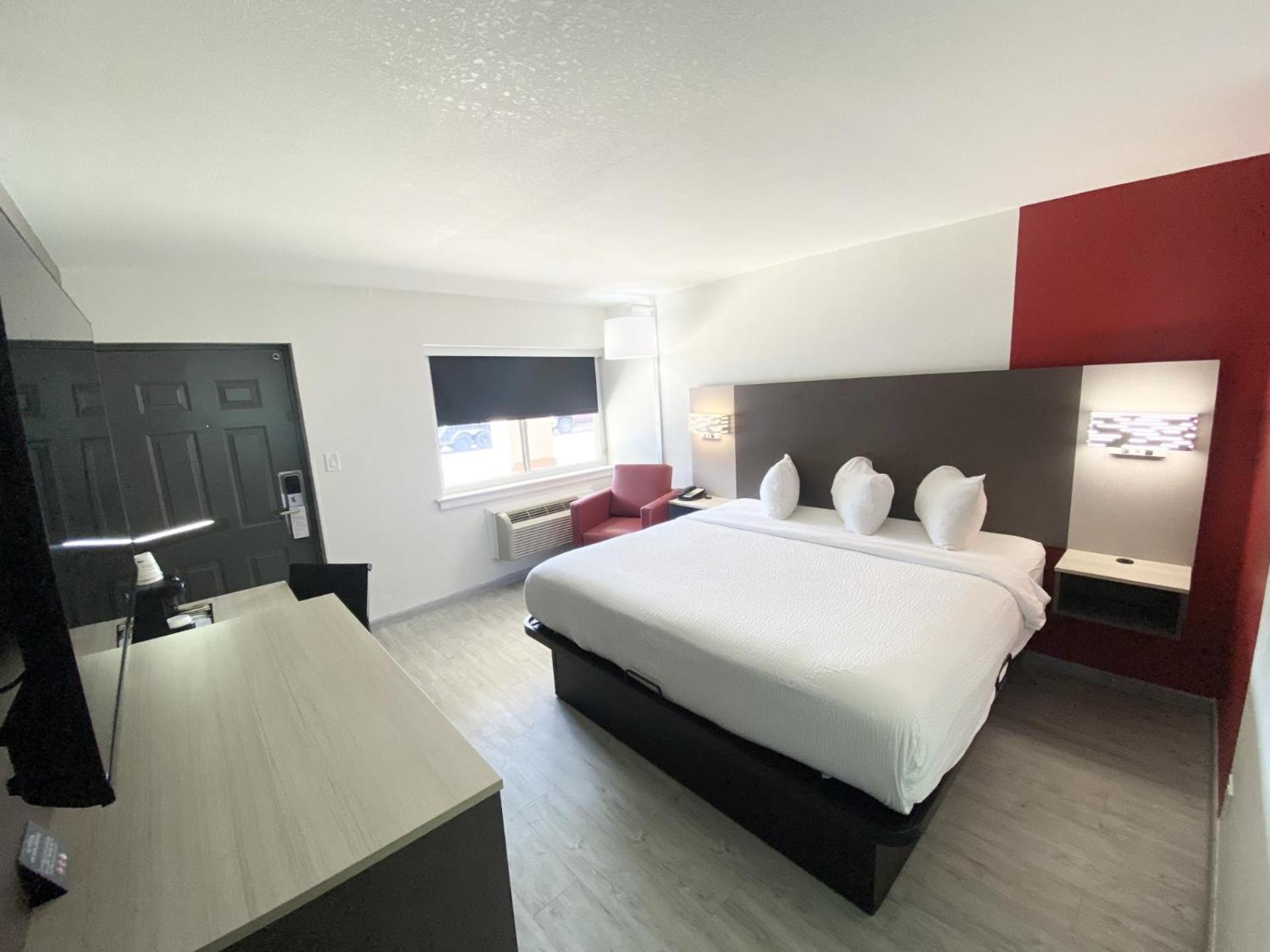 Exterior King Room - Non-Smoking - Photo 1