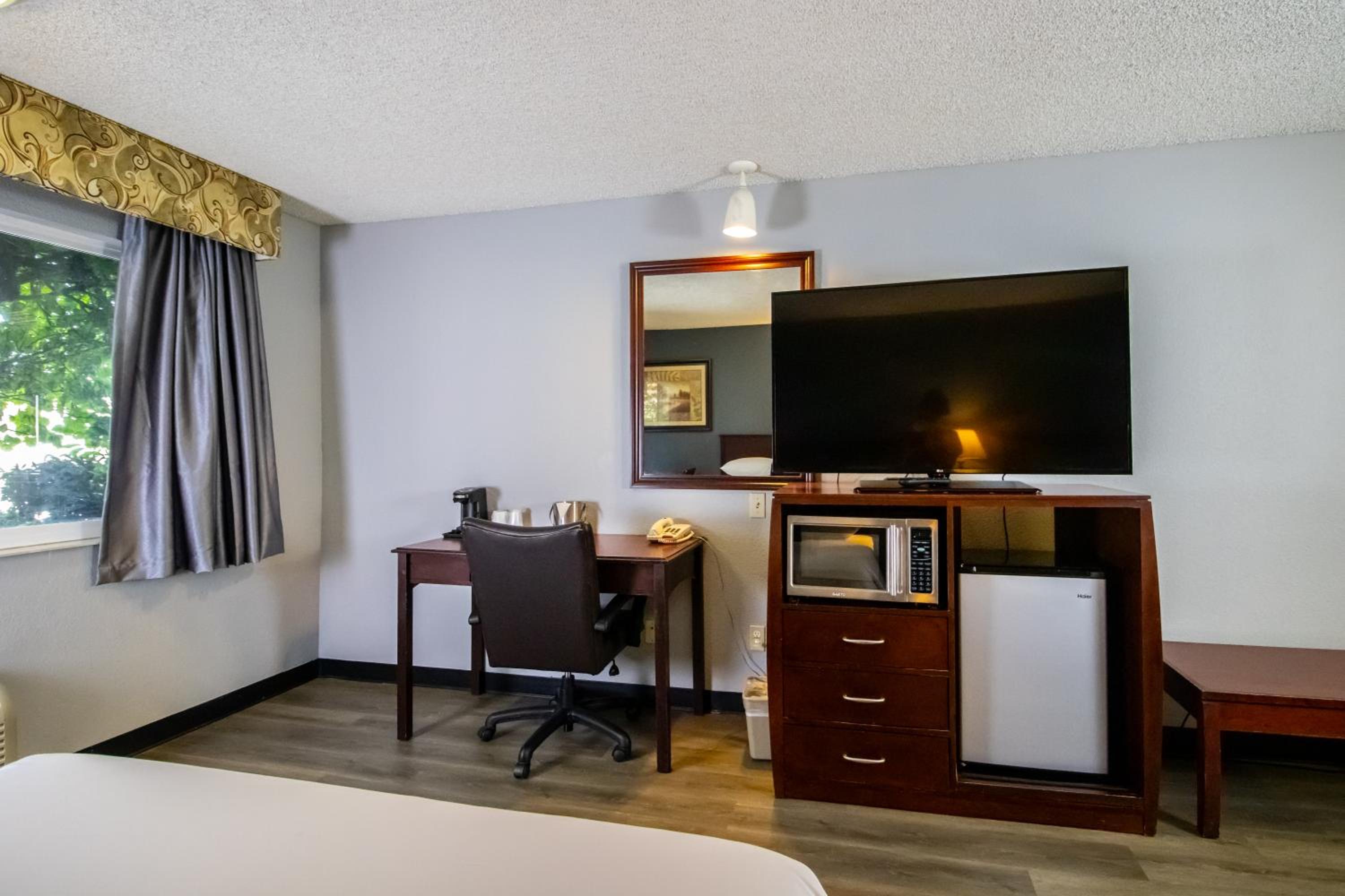 Queen Room with Two Queen Beds - Photo 2