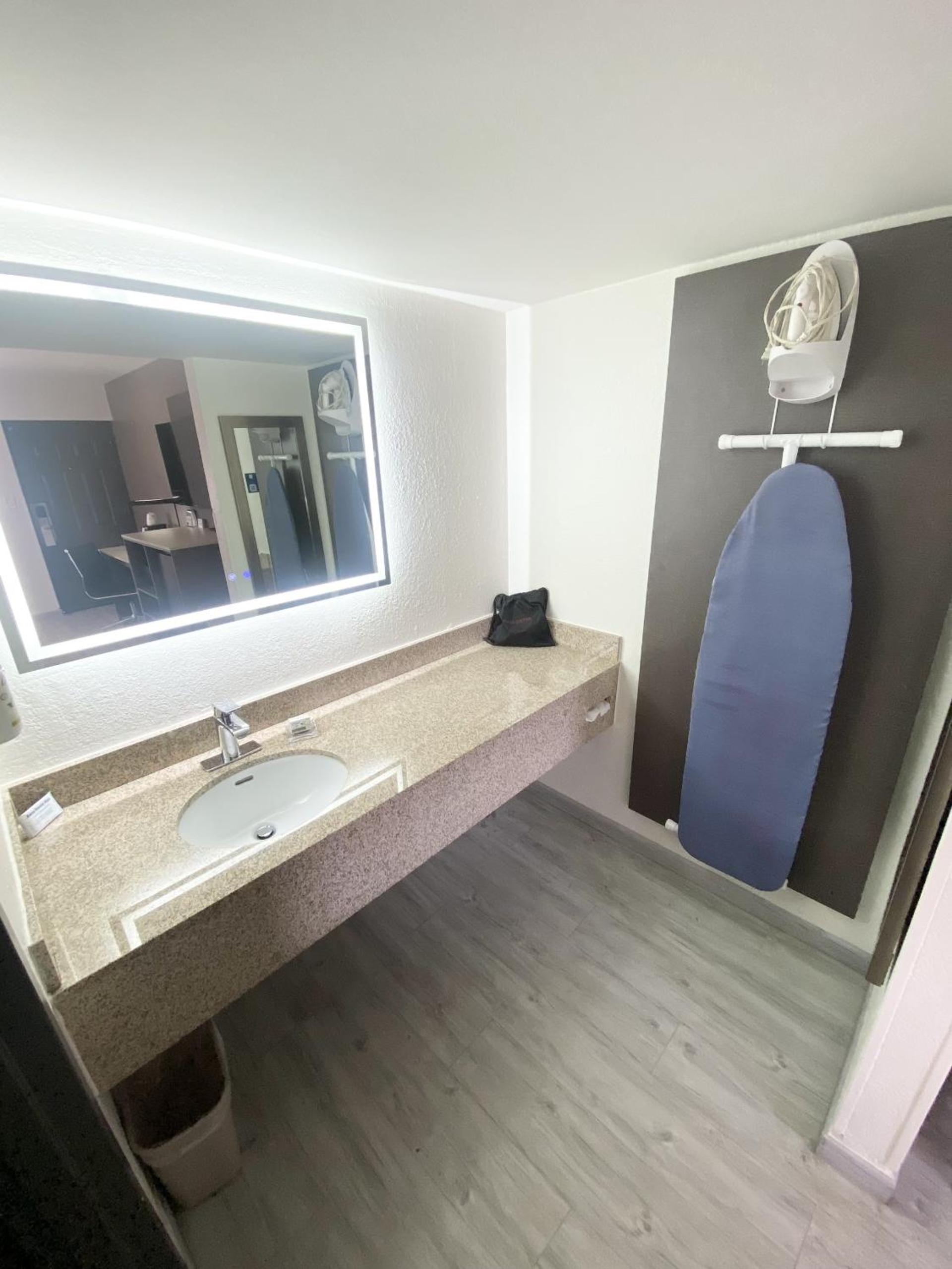 Exterior King Room - Non-Smoking - Photo 2