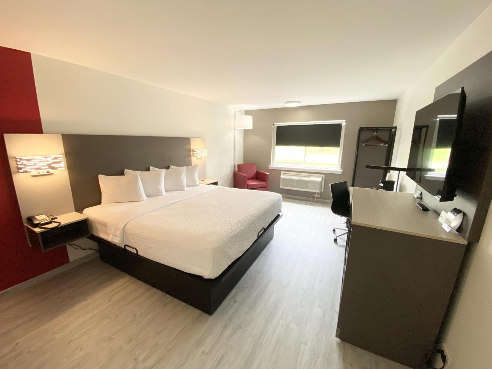 King Room with One King Bed - Exterior Entrance - Non-Smoking - Photo 2