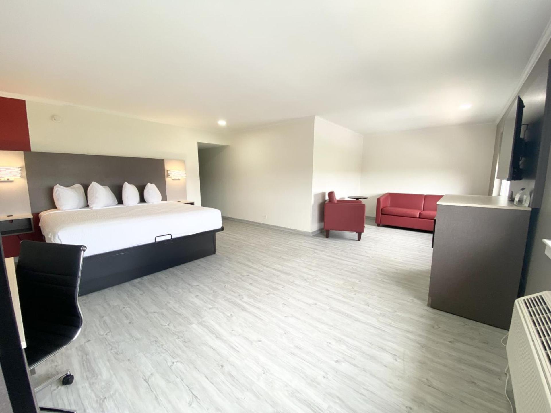 Junior King Suite - Non-Smoking - Photo 5