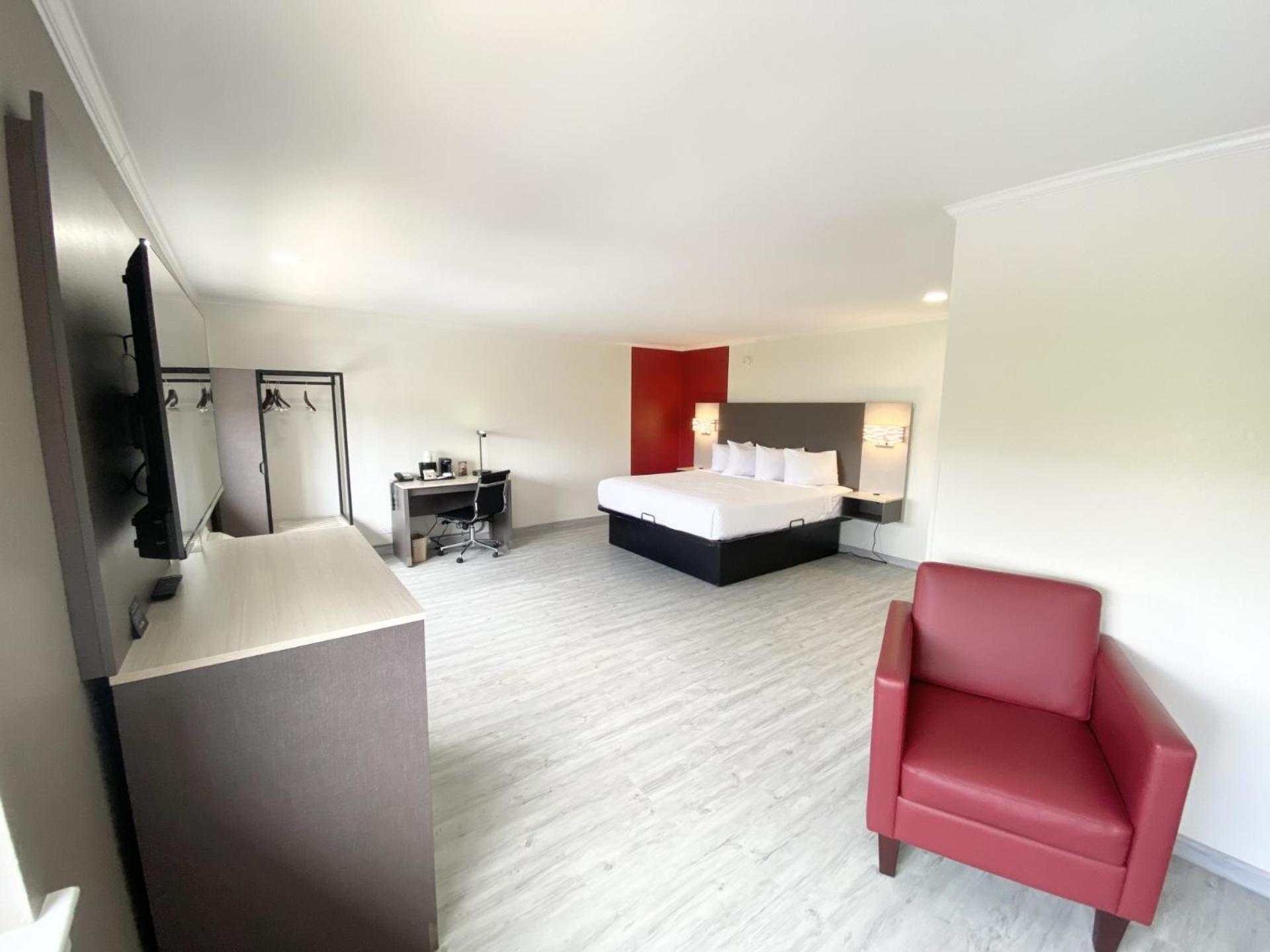 Junior King Suite - Non-Smoking - Photo 2