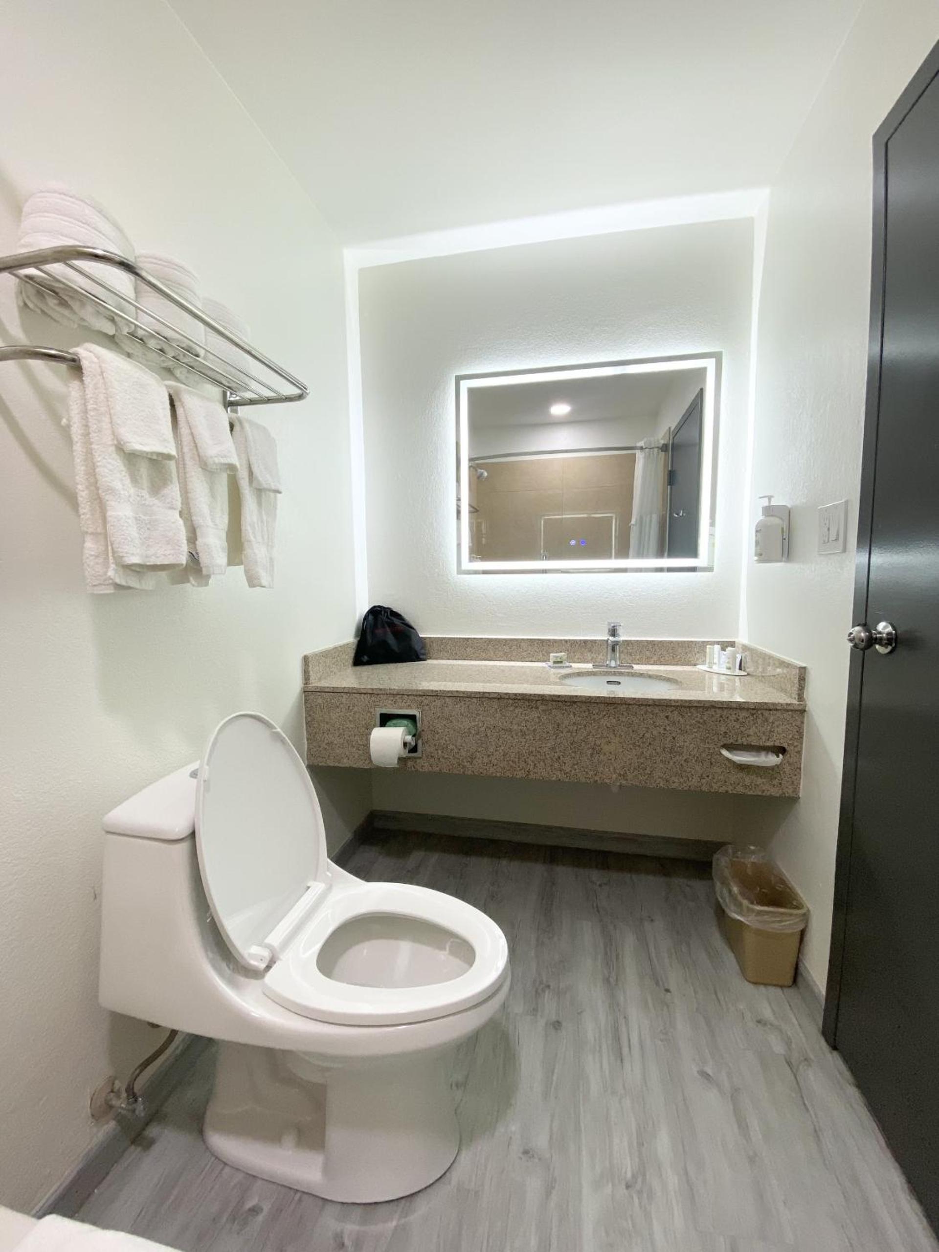 Junior King Suite - Non-Smoking - Photo 3