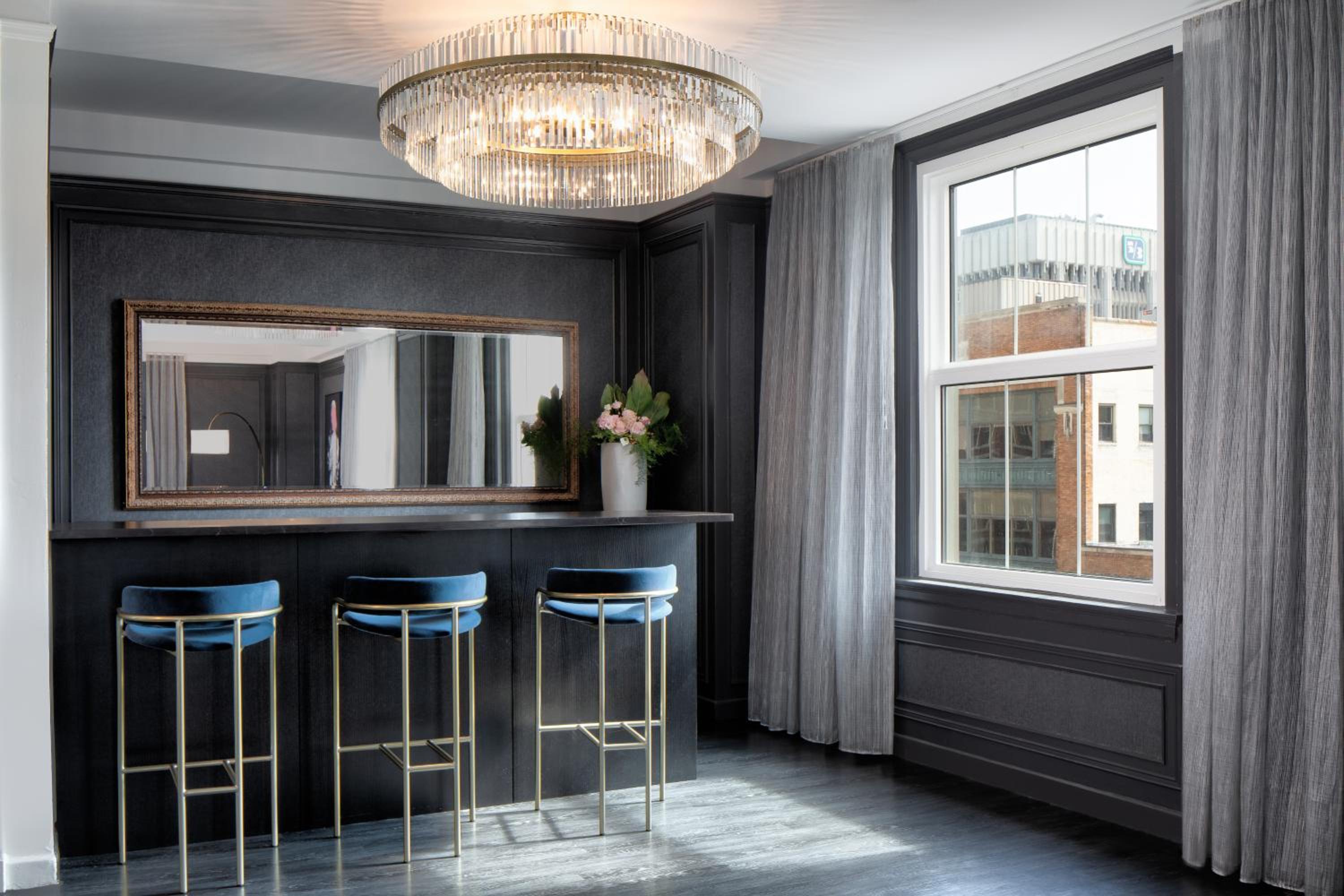 Plaza Luxury Suite - Photo 6