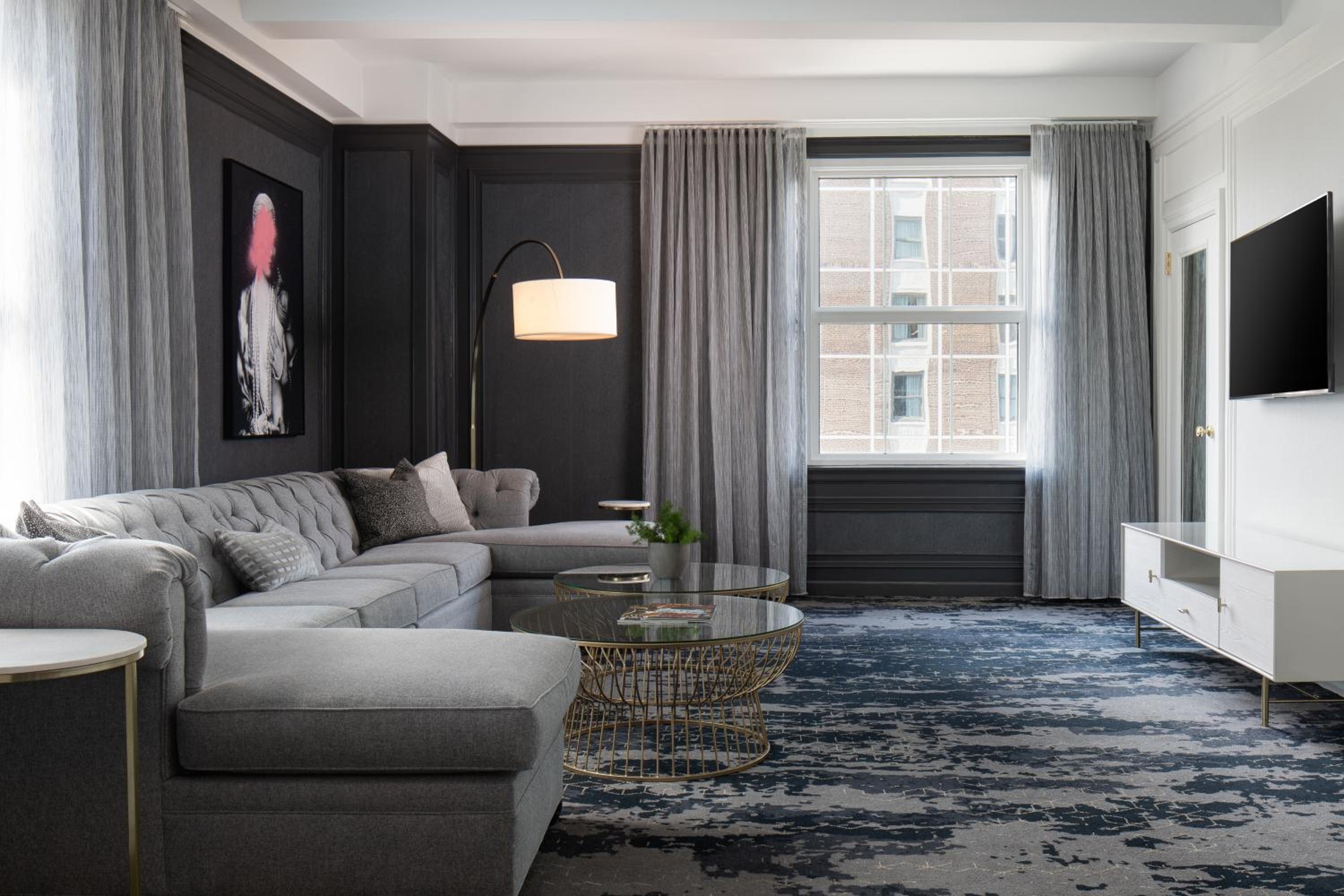 Plaza Luxury Suite - Photo 4