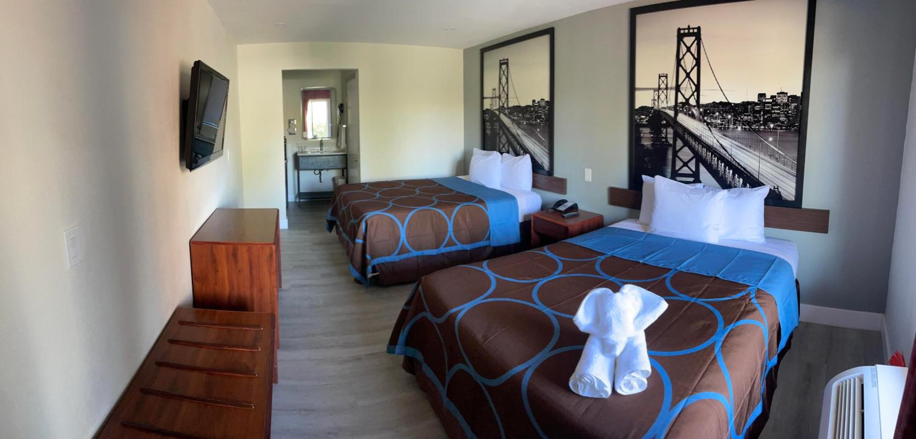 Queen Room with Two Queen Beds - Non-Smoking - Photo 5