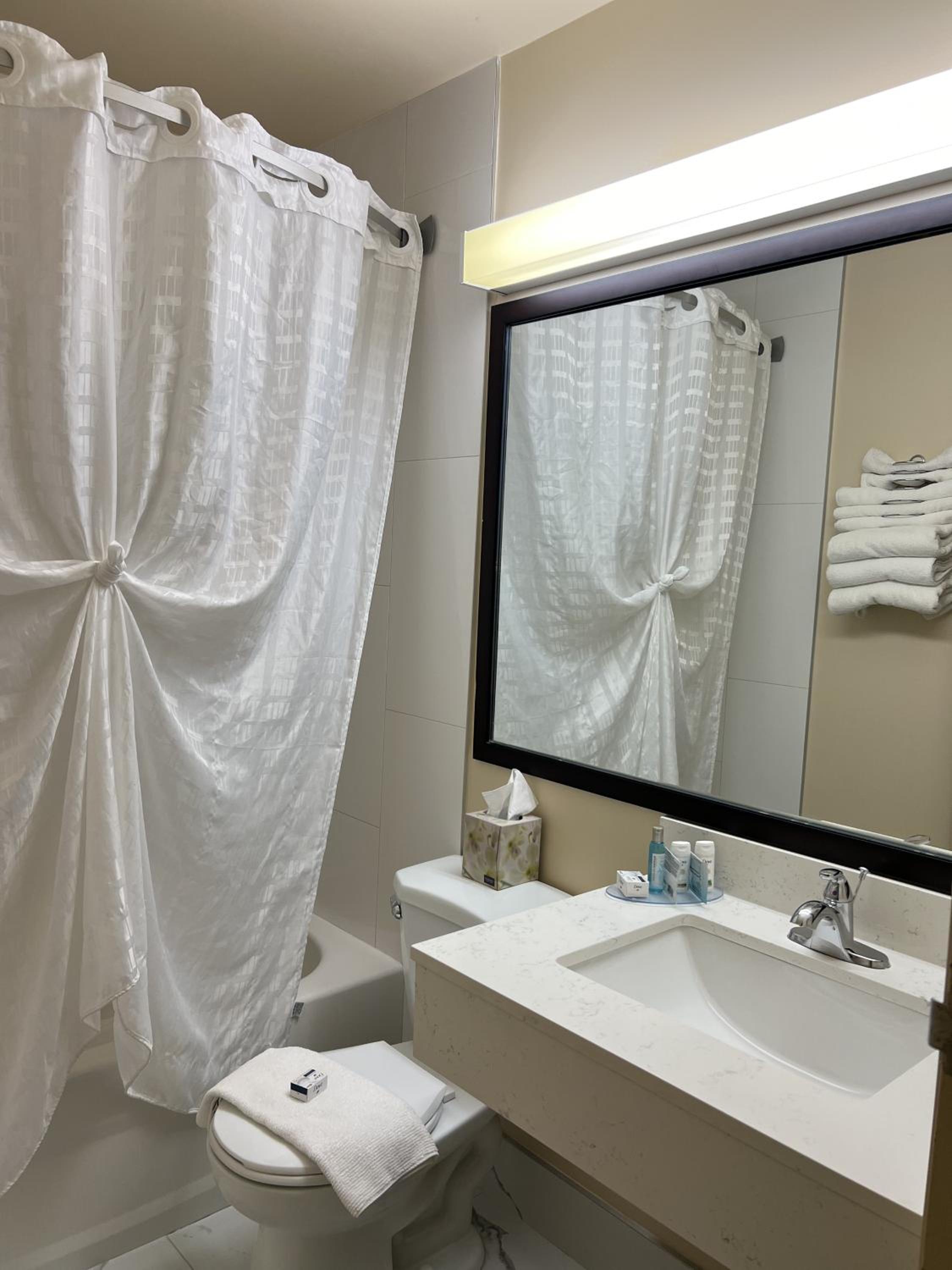 Queen Room with Two Queen Beds - Photo 4