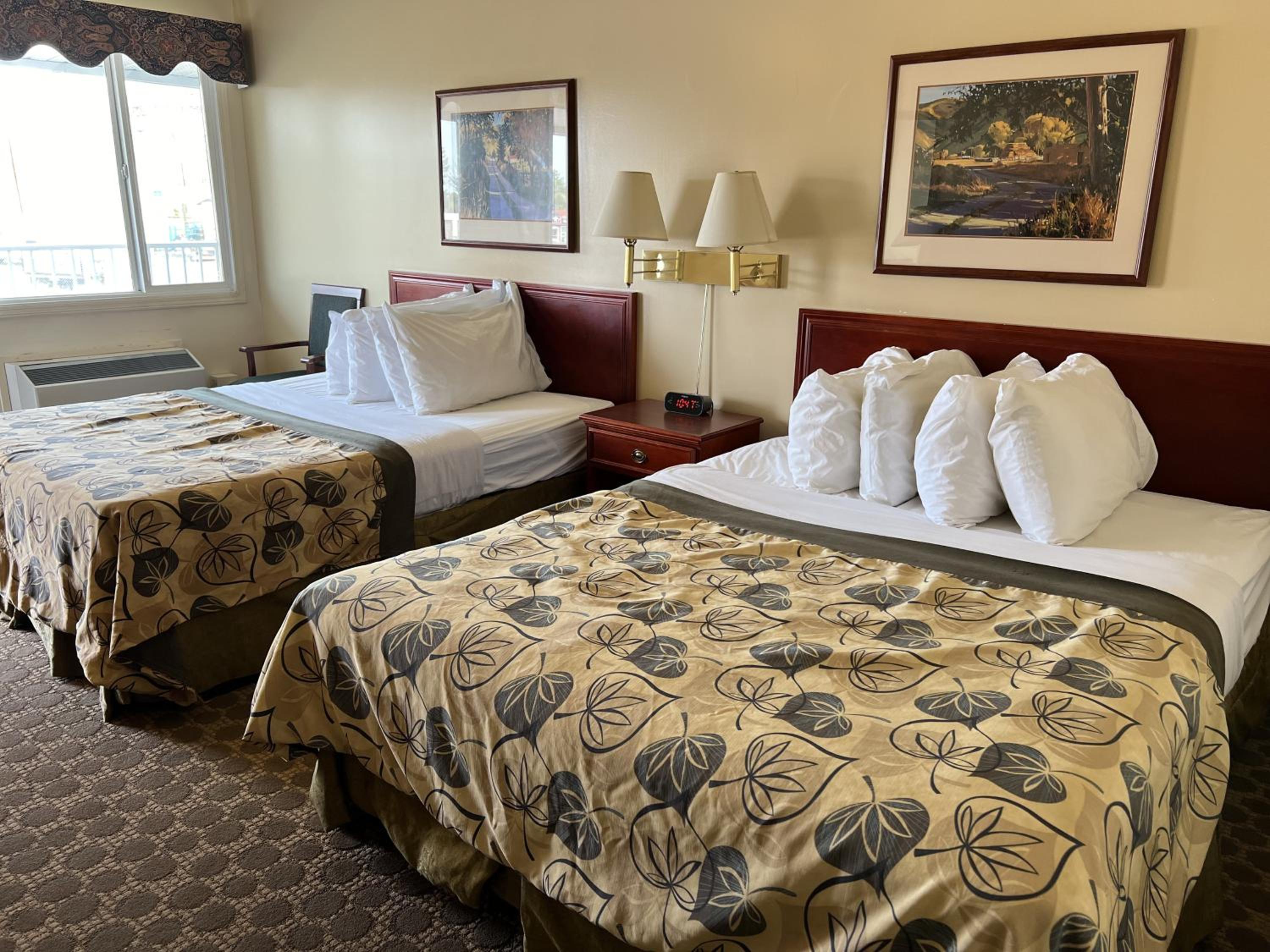 Queen Room with Two Queen Beds - Photo 2