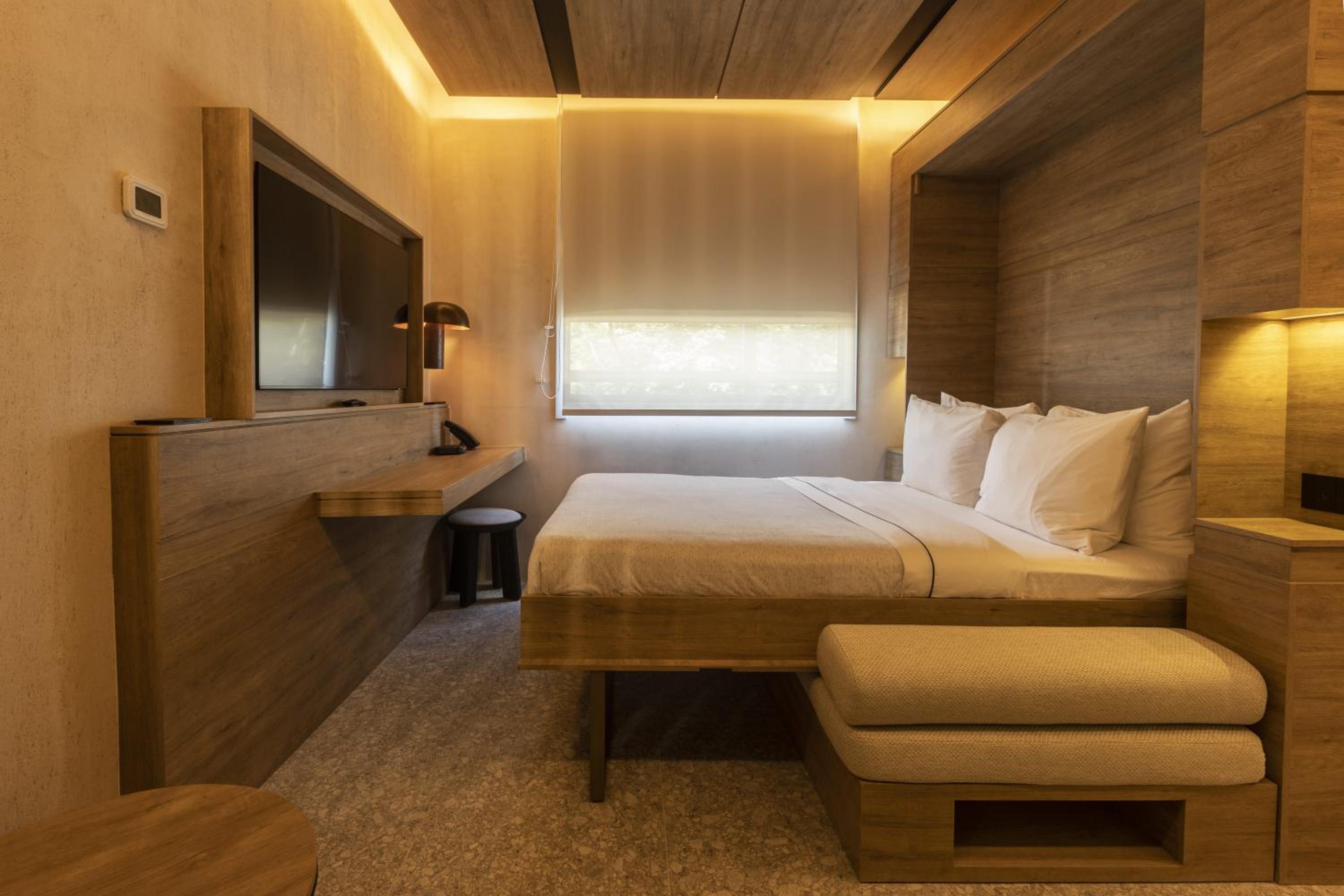 Junior Queen Suite - Photo 9