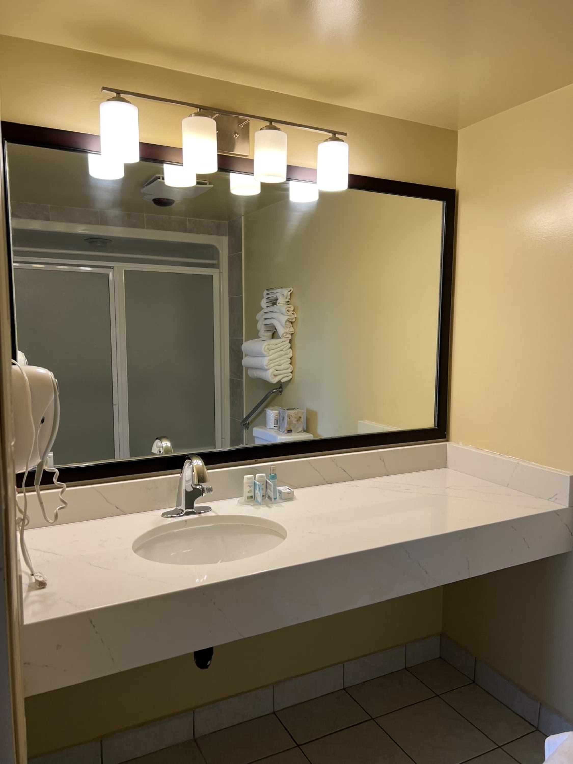 Queen Room - Disability Access - Photo 7