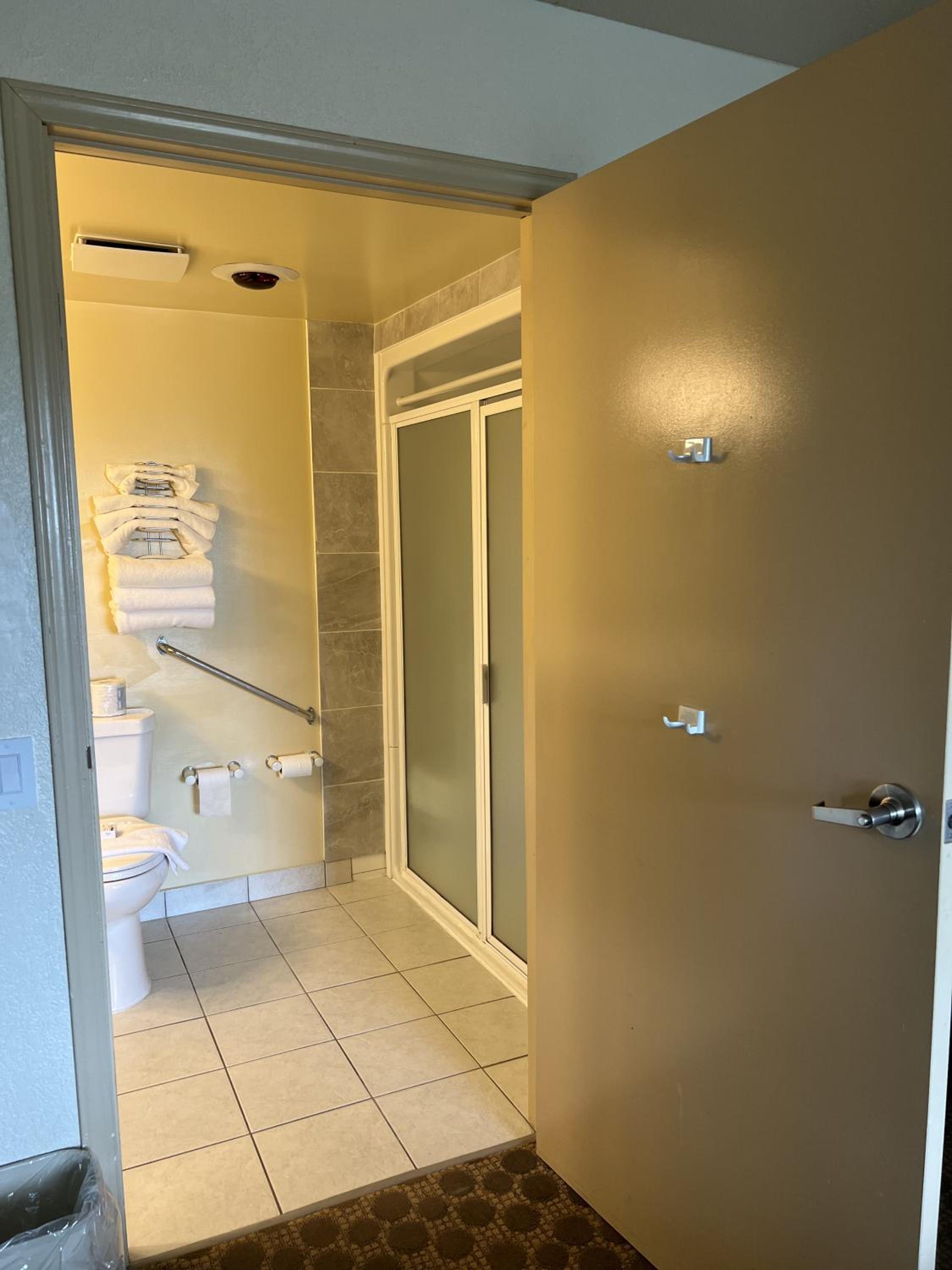 Queen Room - Disability Access - Photo 5