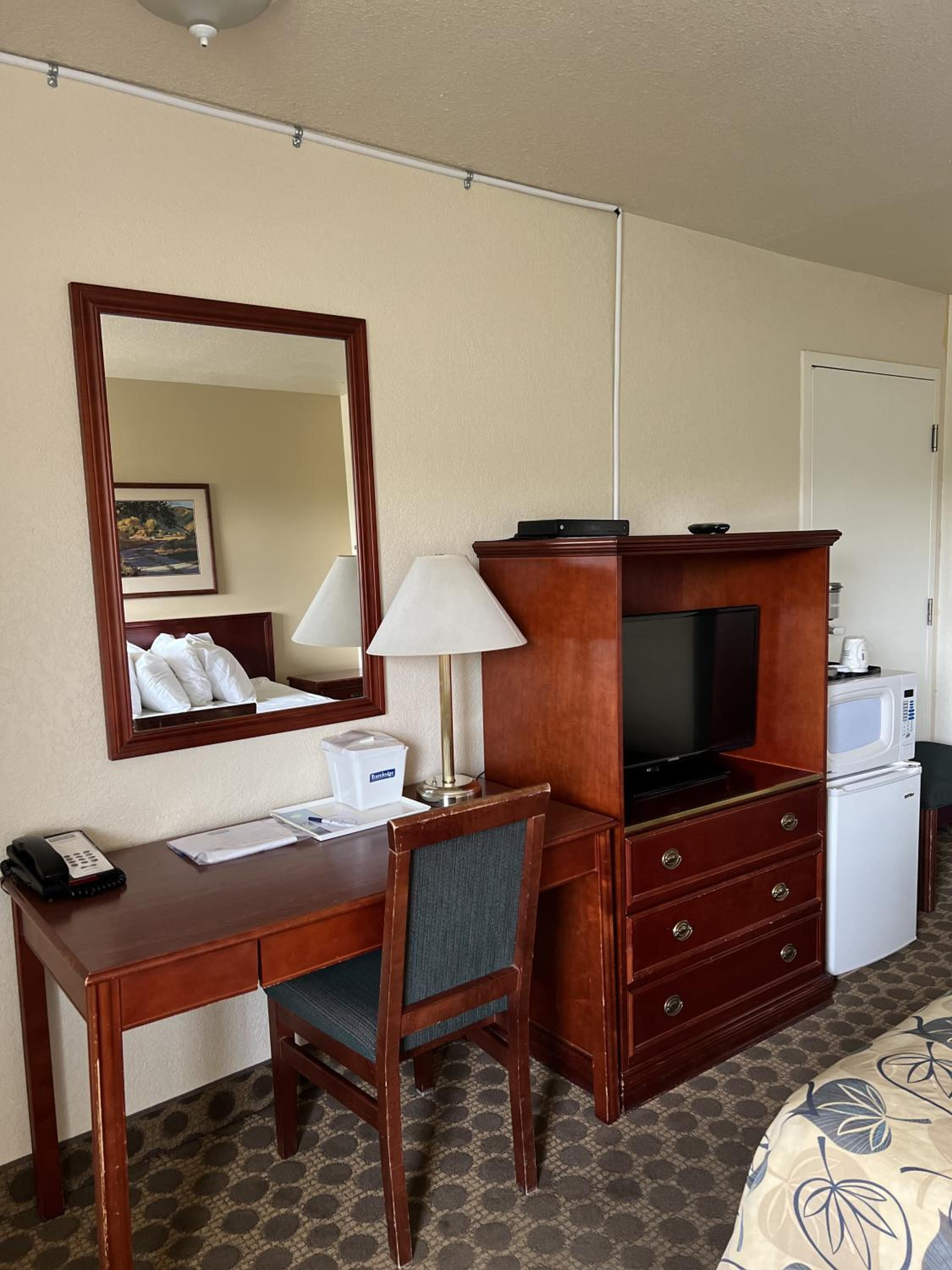 Queen Room - Disability Access - Photo 8