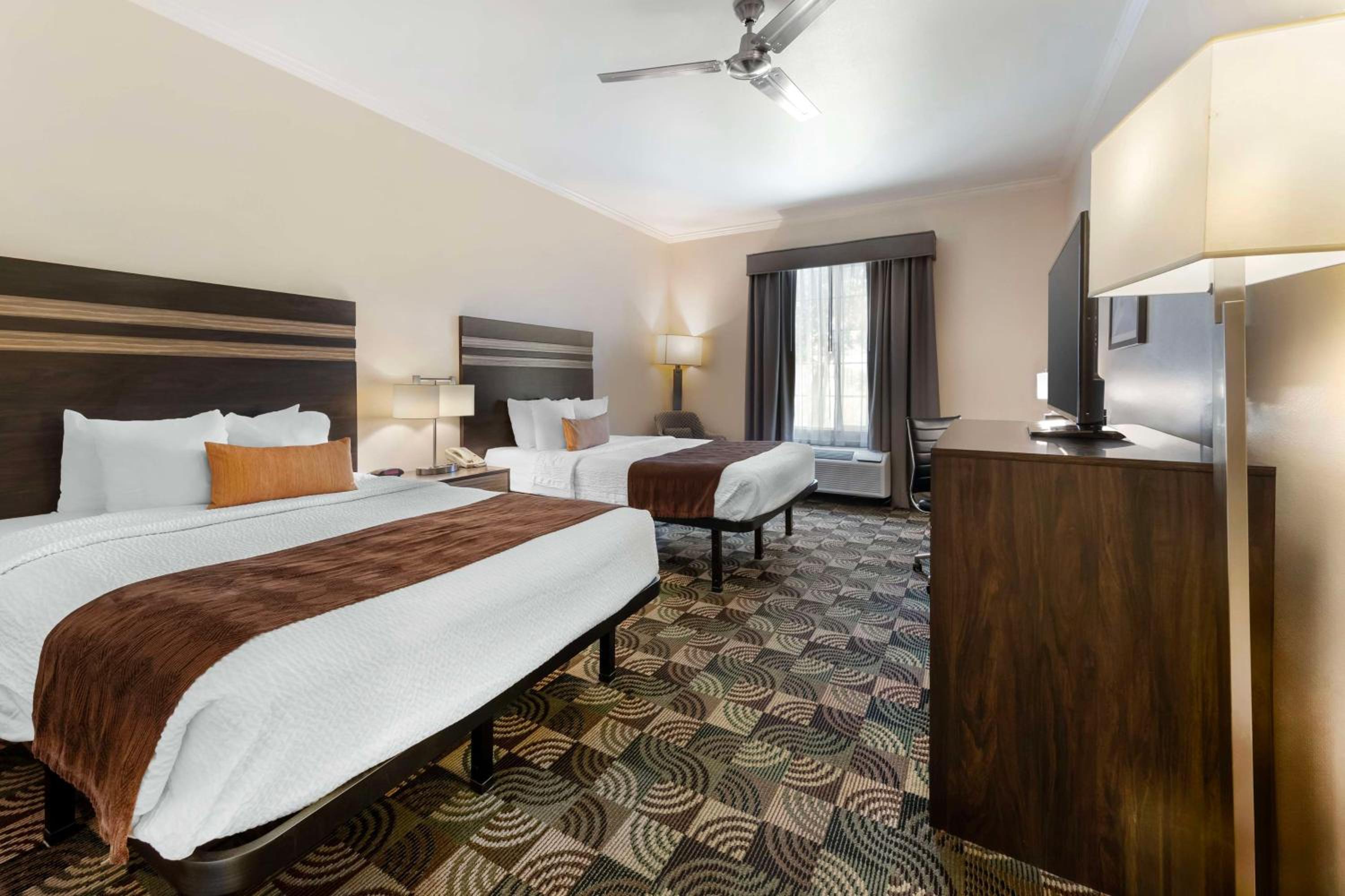 Queen Room with Two Queen Beds and Roll-In Shower - Mobility Access/Communication Assistance/Non-Smoking photo 3