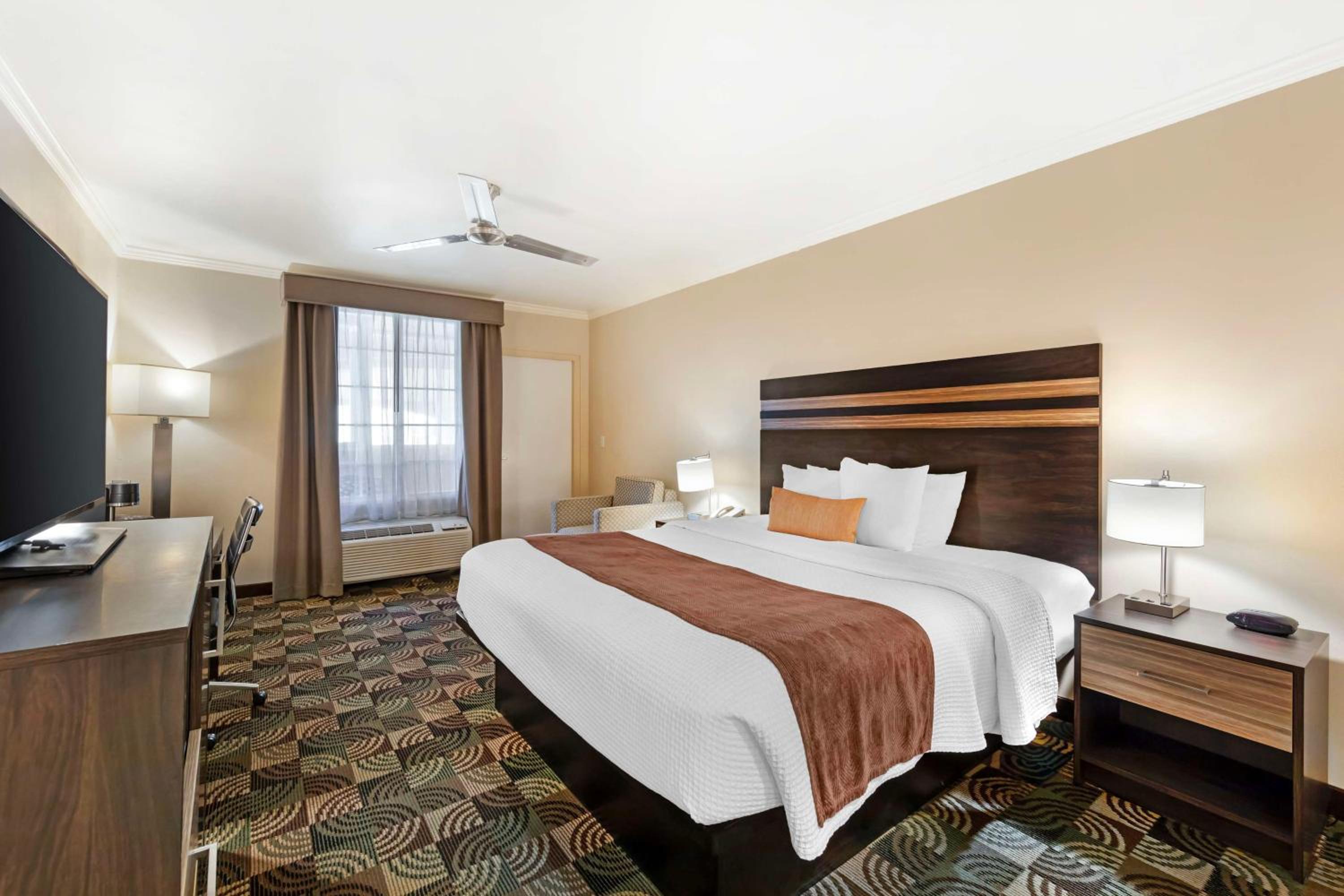 King Suite with Sofa Bed - Non-Smoking photo 2