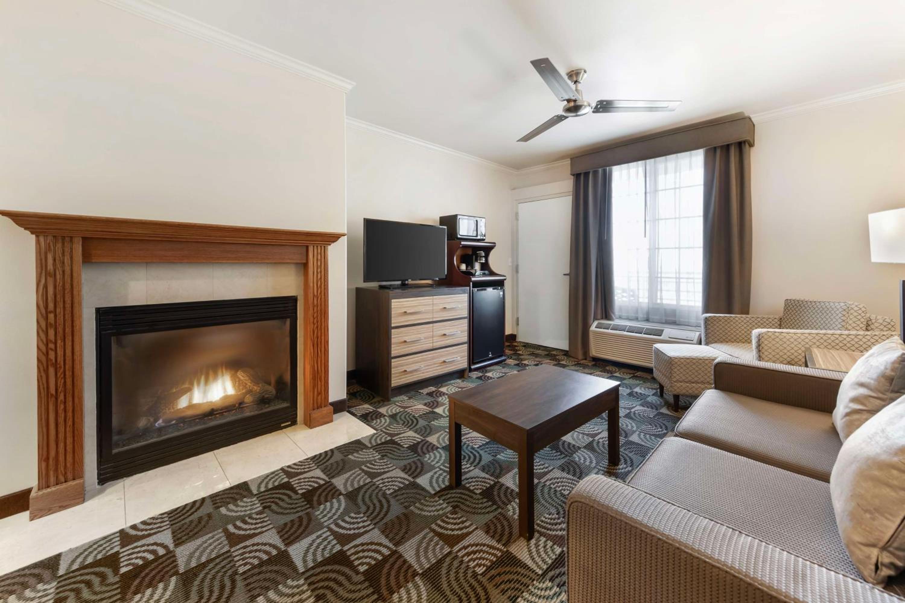 King Suite with Whirlpool - Non-Smoking photo 1
