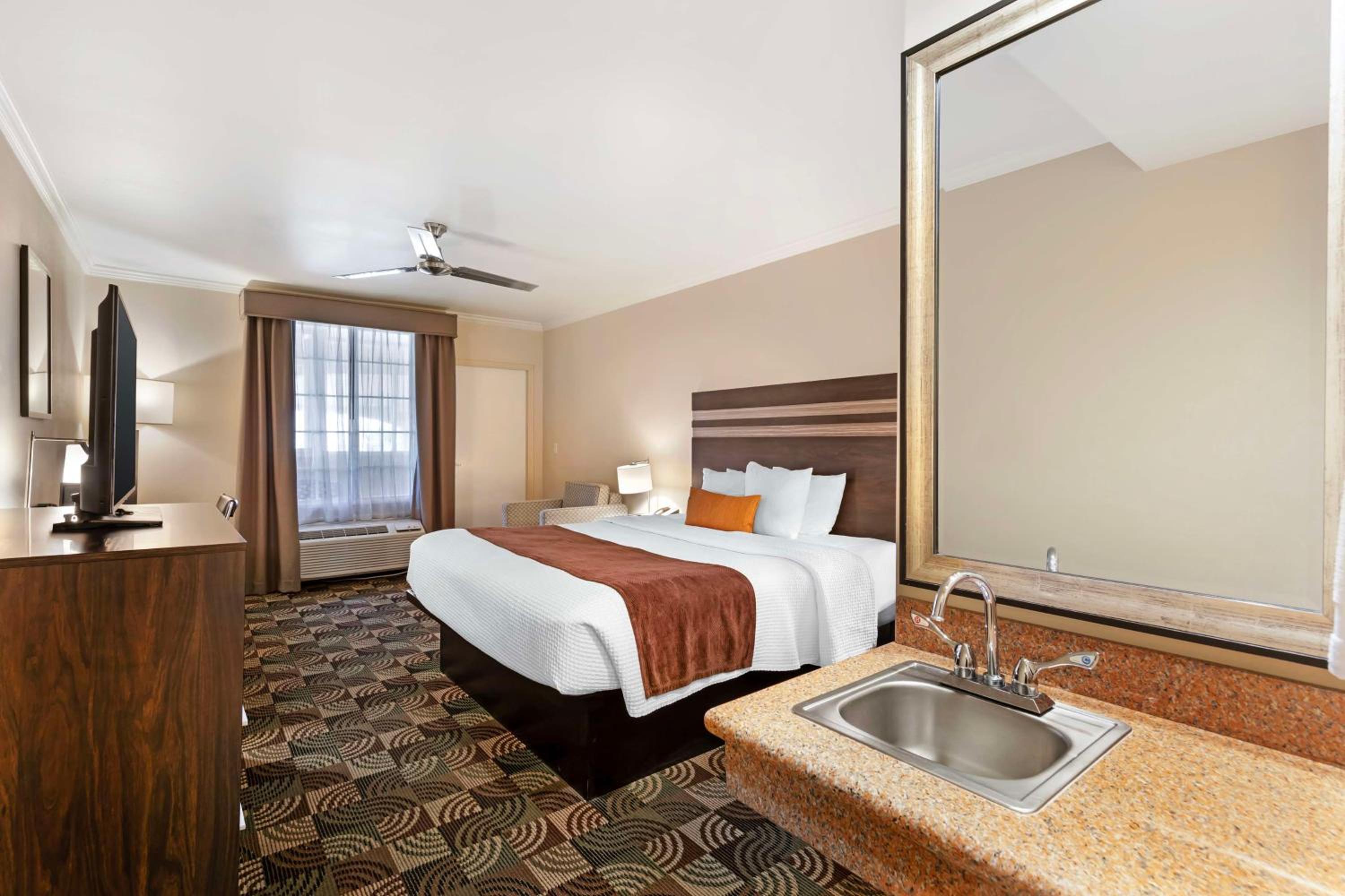 King Suite with Sofa Bed - Non-Smoking photo 3