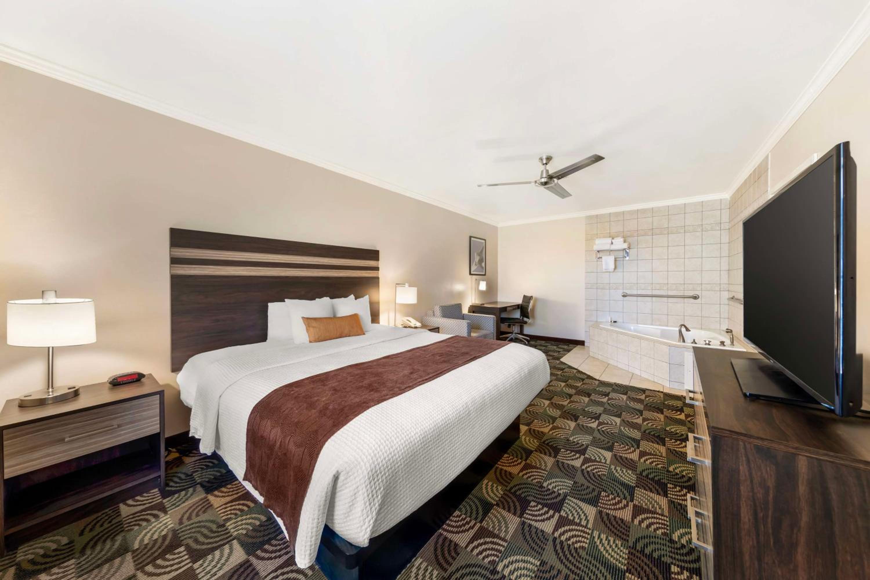 King Suite with Whirlpool - Non-Smoking photo 3