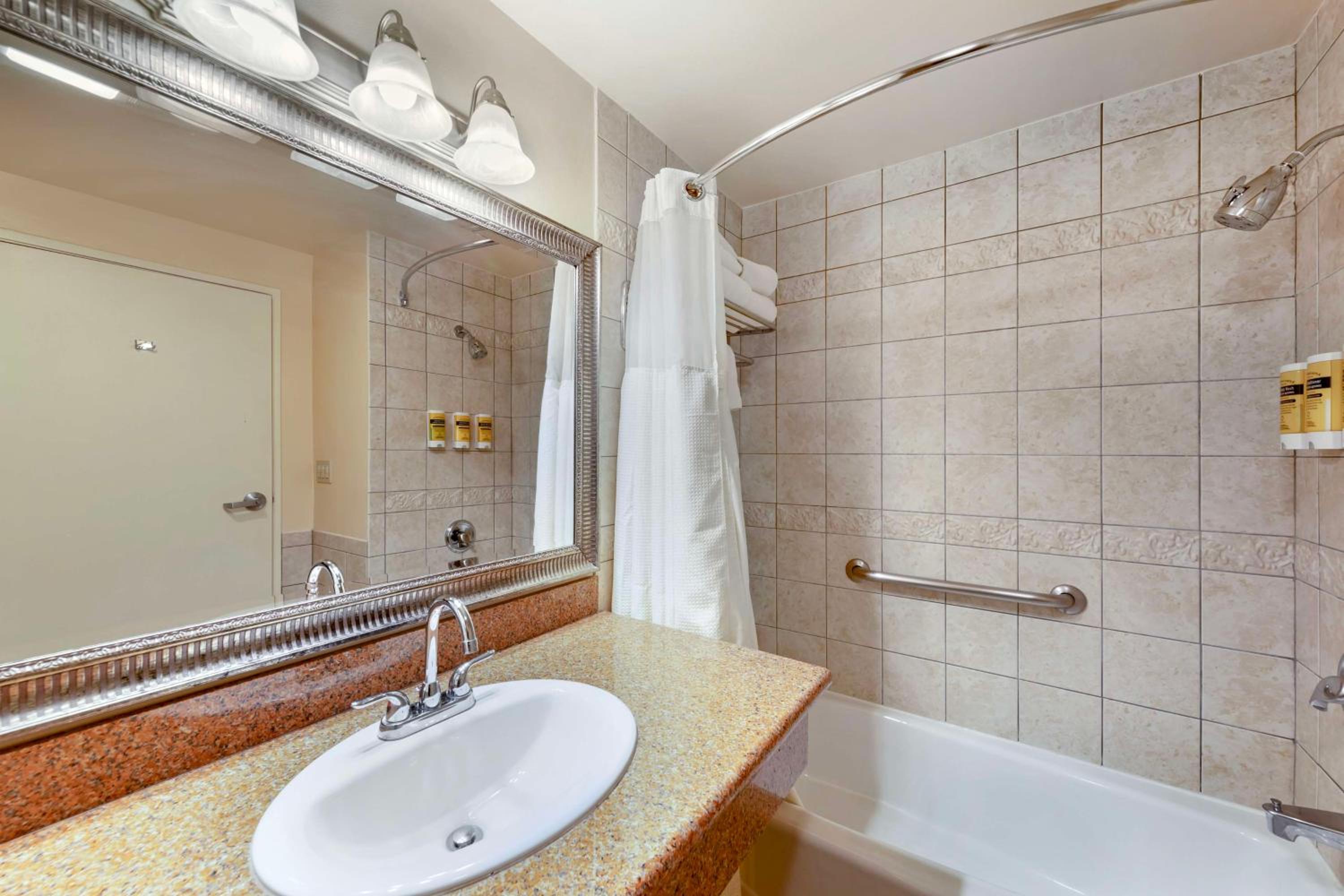 King Suite with Whirlpool - Non-Smoking photo 2