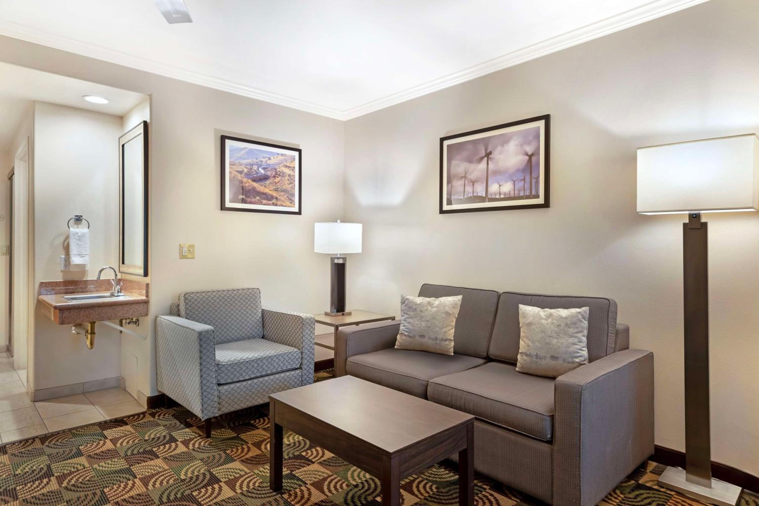 King Suite - Non-Smoking photo 2