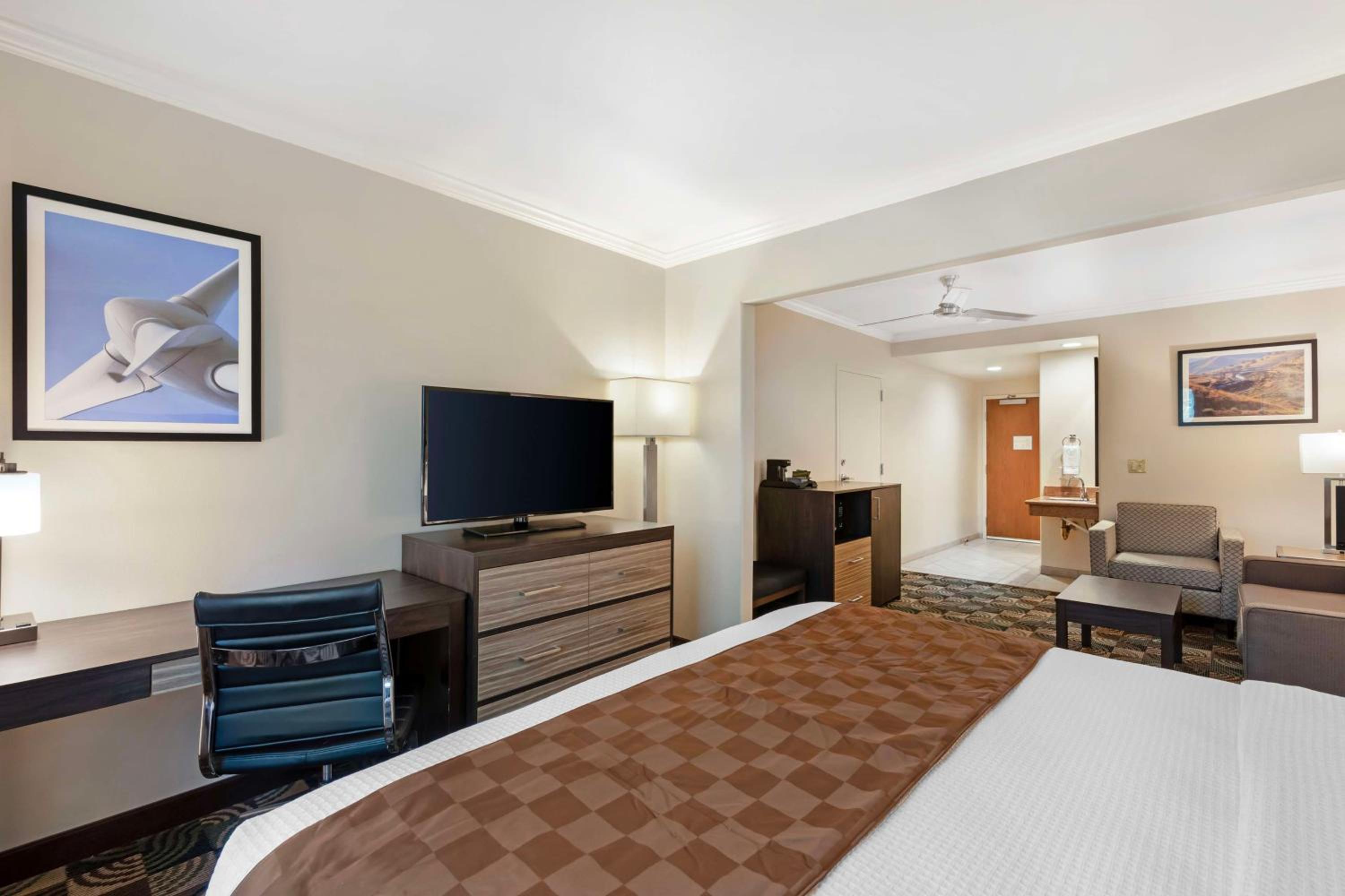 King Suite - Non-Smoking photo 1