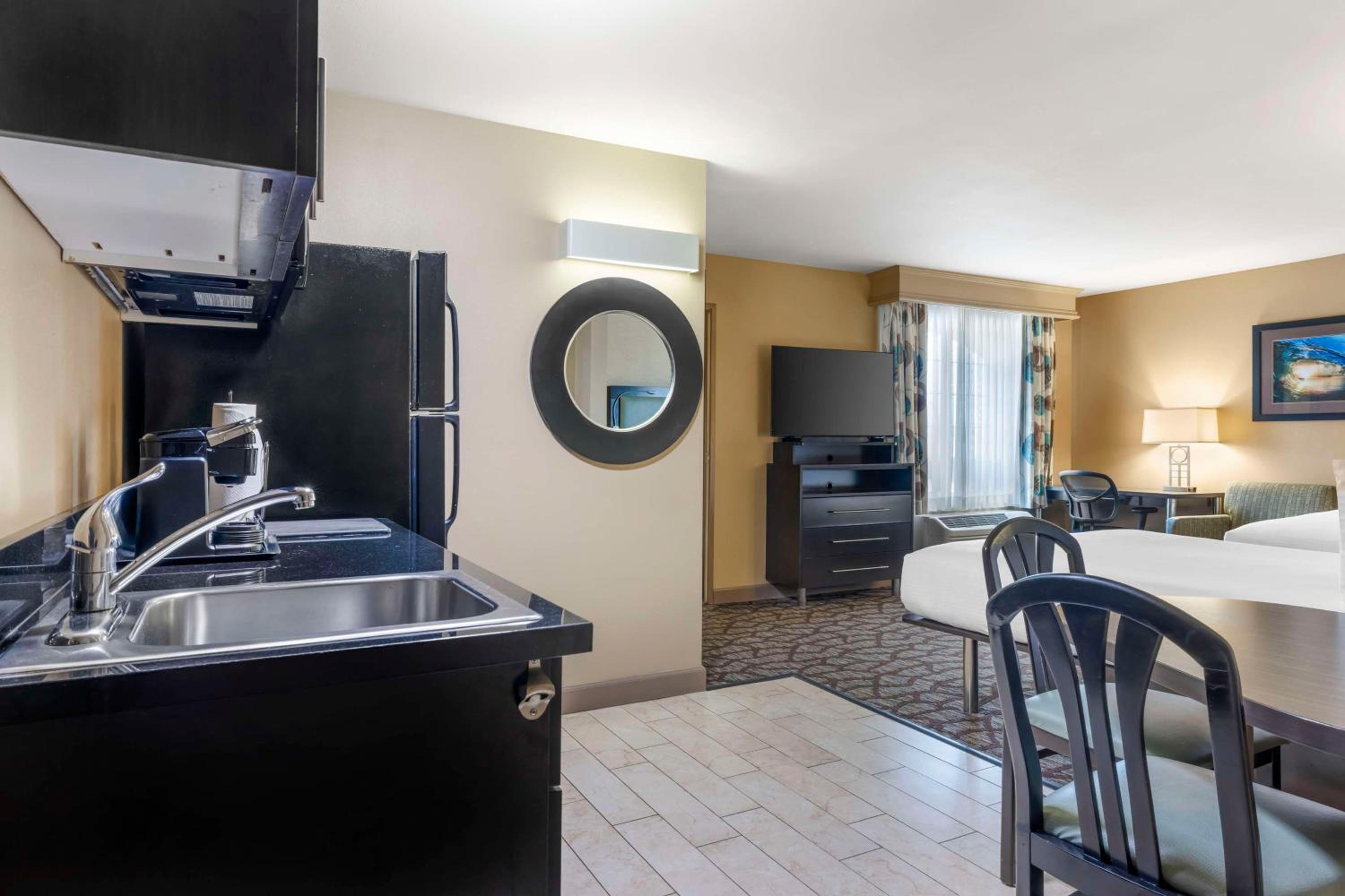 Queen Room with Two Queen Beds and Bathtub - Mobility Accessible/Communication Assistance/Non-Smoking - Photo 2
