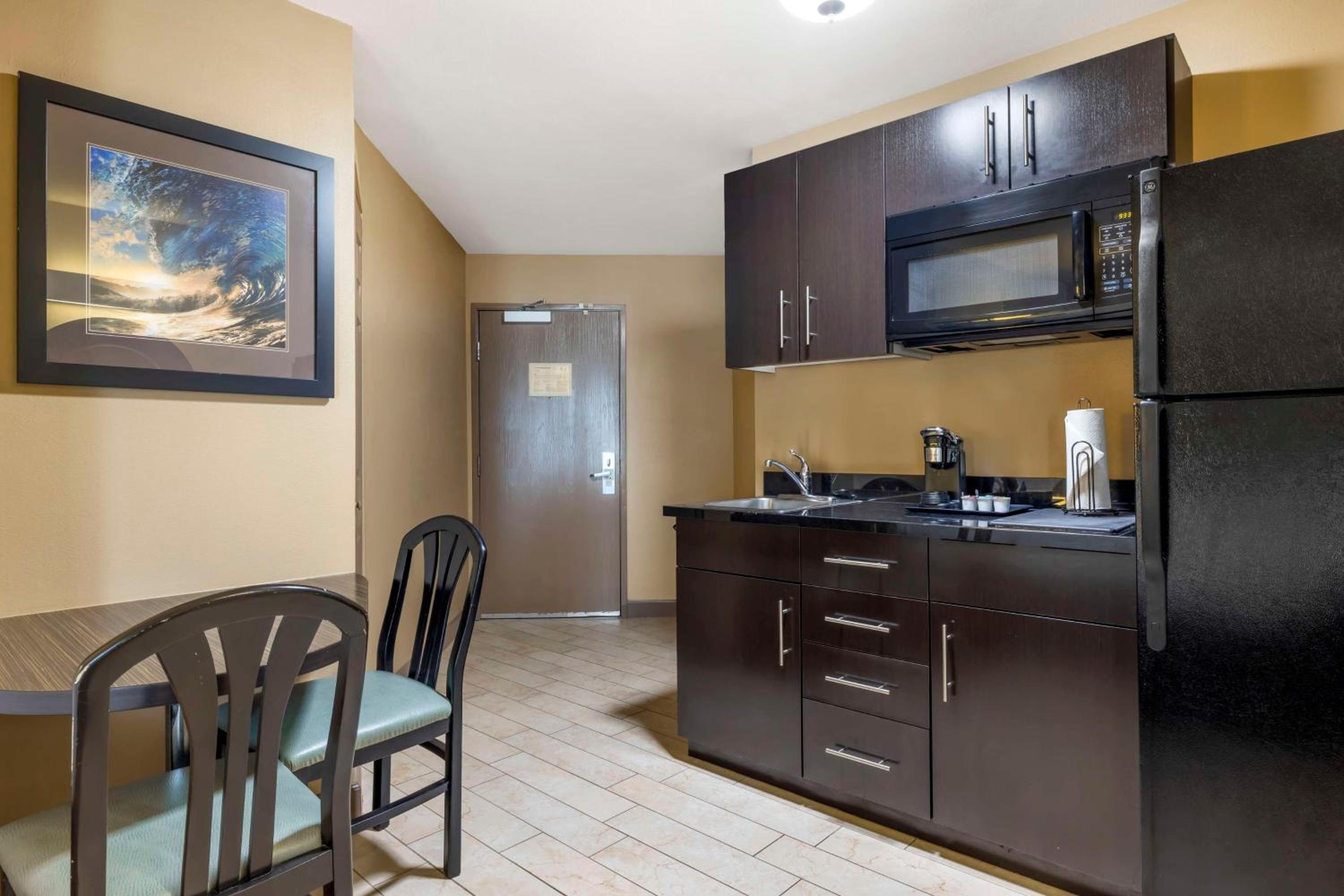 Queen Room with Two Queen Beds and Bathtub - Mobility Accessible/Communication Assistance/Non-Smoking - Photo 3