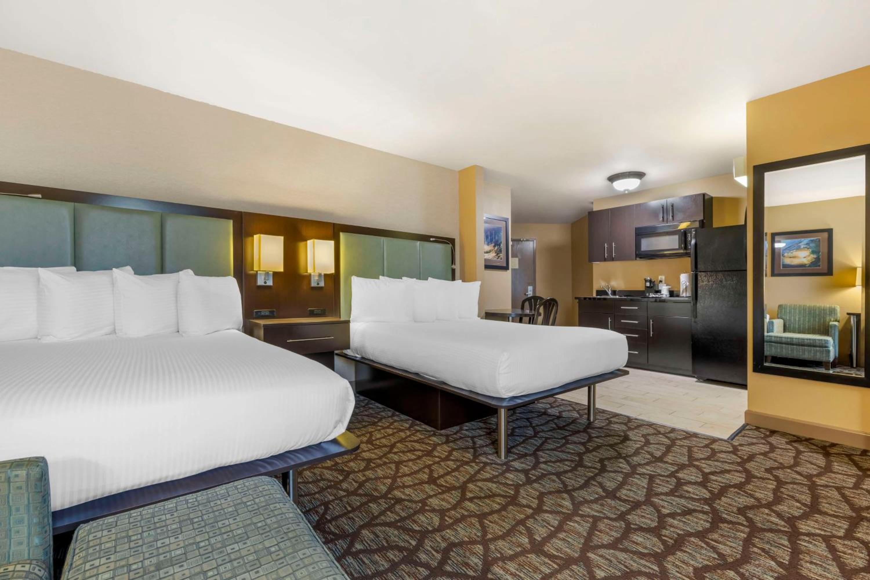 Queen Room with Two Queen Beds and Bathtub - Mobility Accessible/Communication Assistance/Non-Smoking - Photo 4
