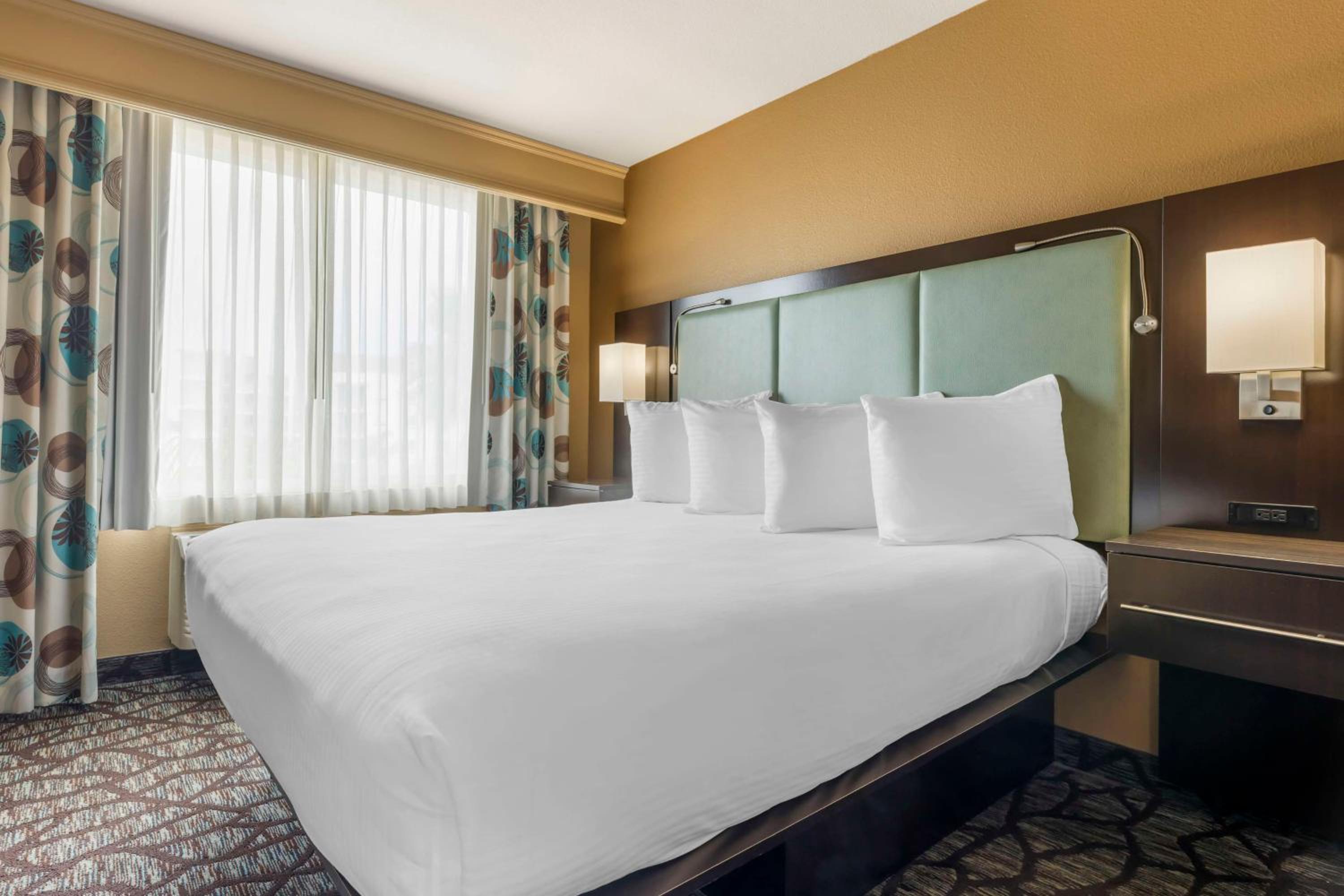 King Room with Bath Tub - Communication Assistance/Non-Smoking - Photo 3