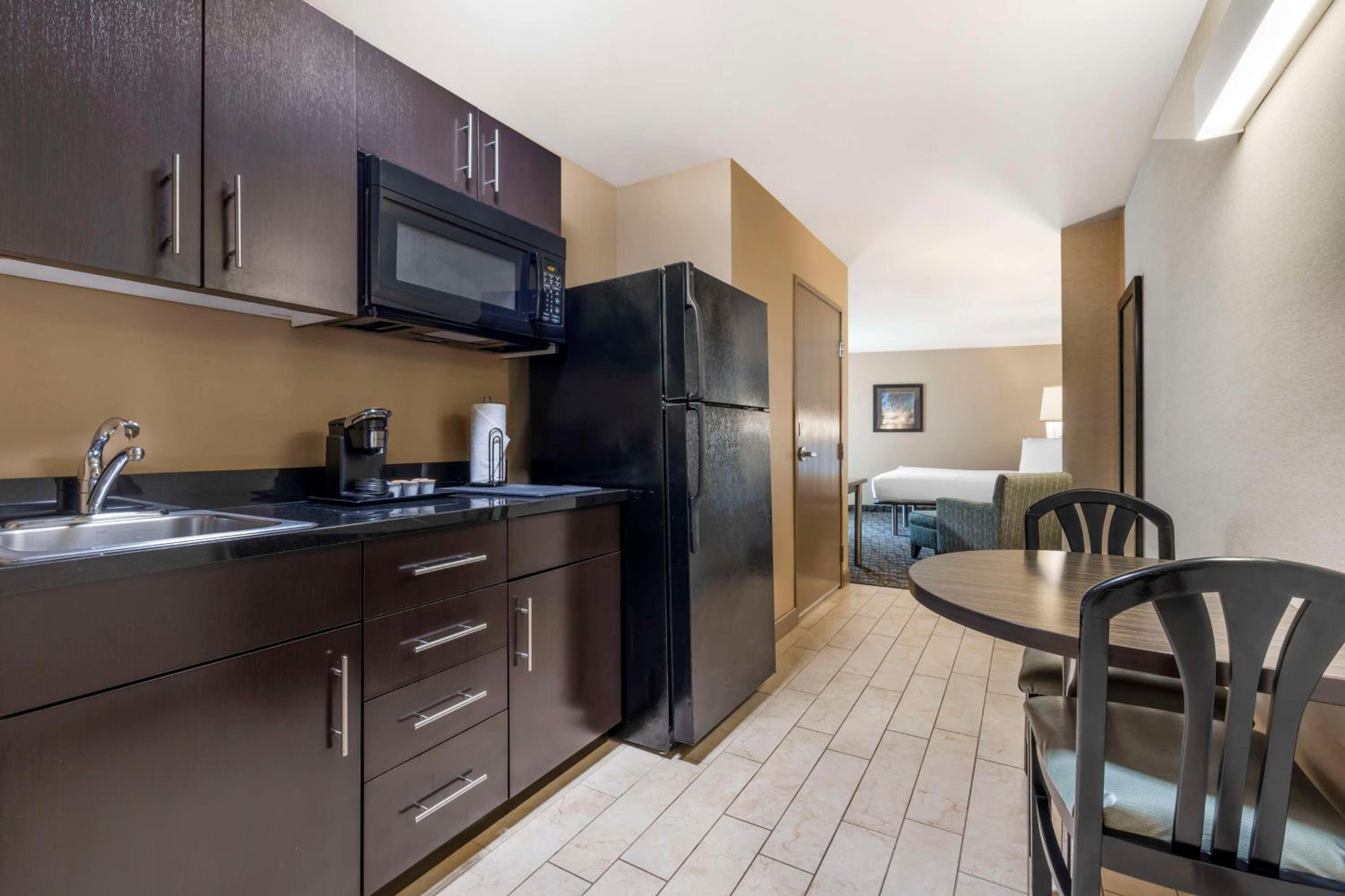 King Room with Kitchenette - Disability Access/Non-Smoking - Photo 5
