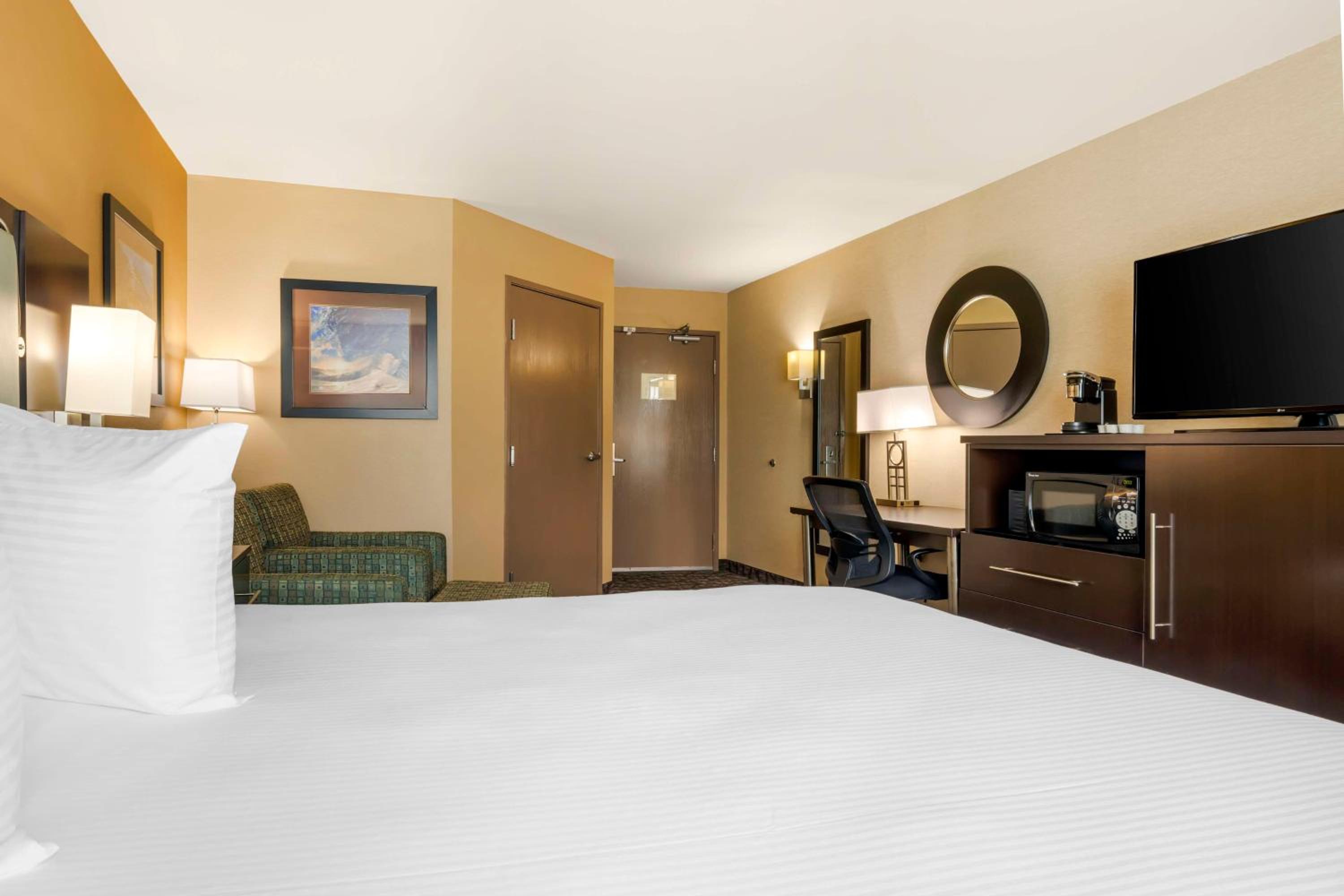 King Room with Sofa Bed - Non-Smoking - Photo 2