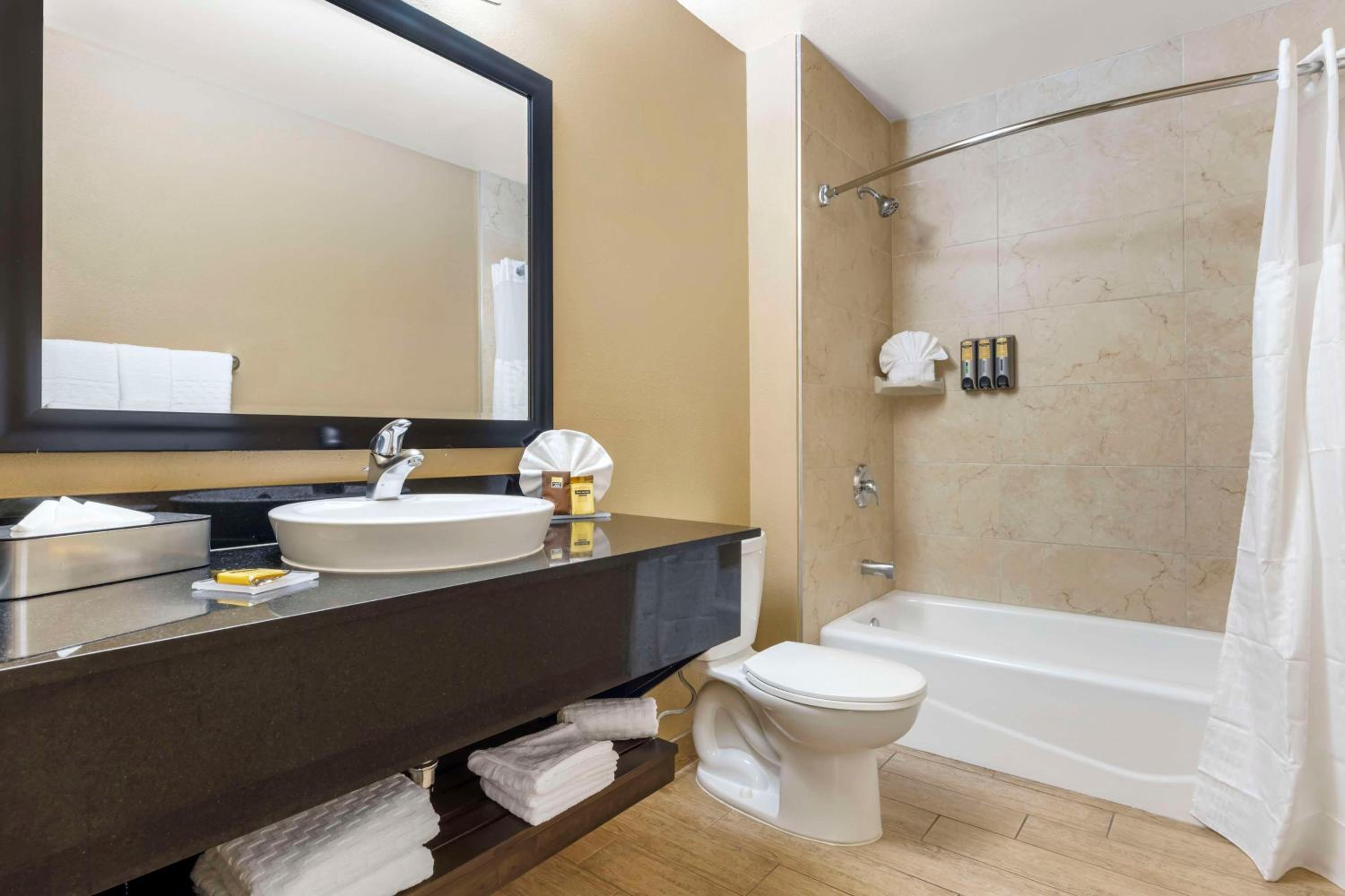 King Room with Kitchenette - Non-Smoking - Photo 5