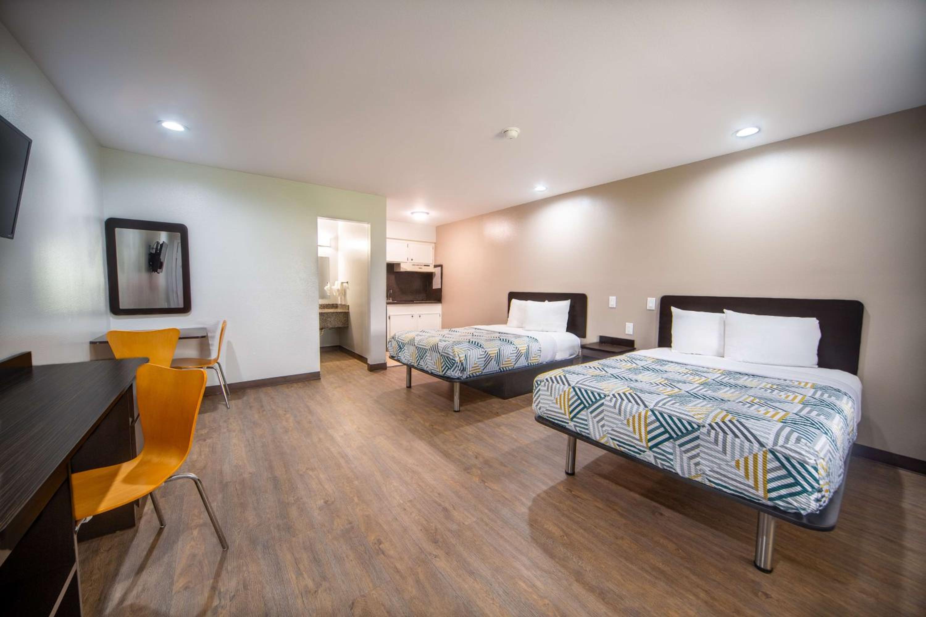 2 Full Beds - Non-Smoking, Kitchen - Photo 3