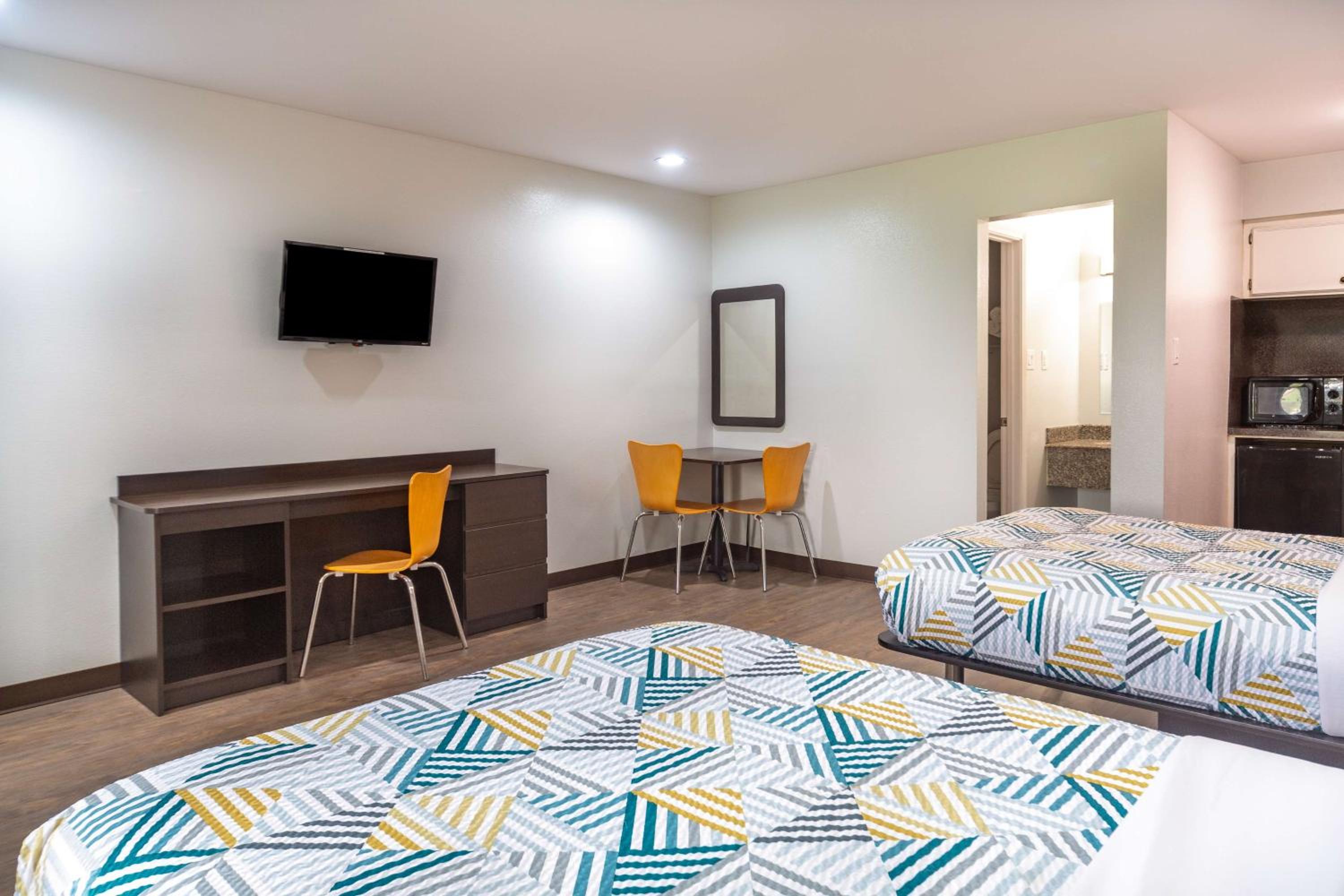 2 Full Beds - Non-Smoking, Kitchen - Photo 4