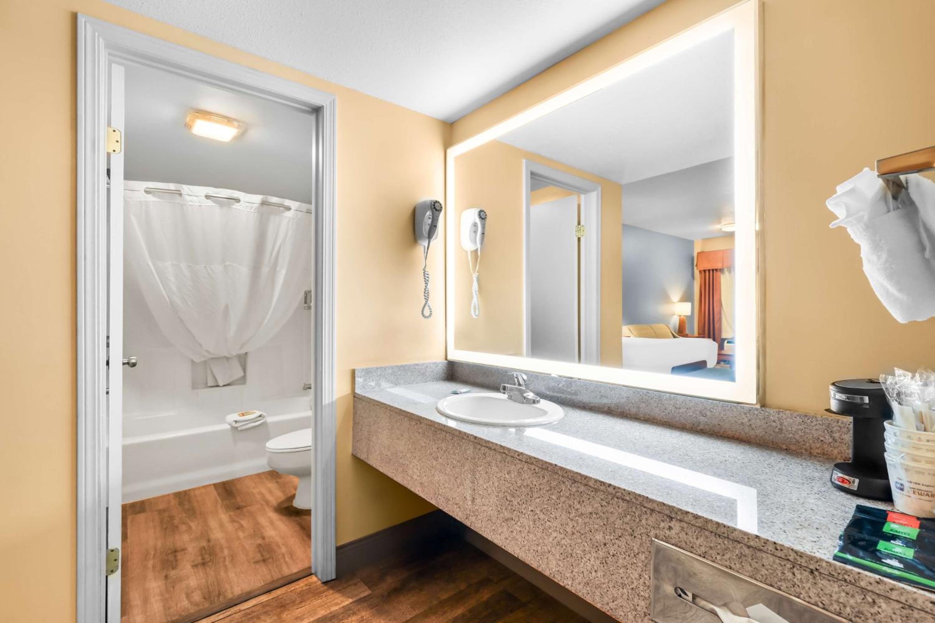 Queen Room With Bathtub - Non-Smoking - Photo 4
