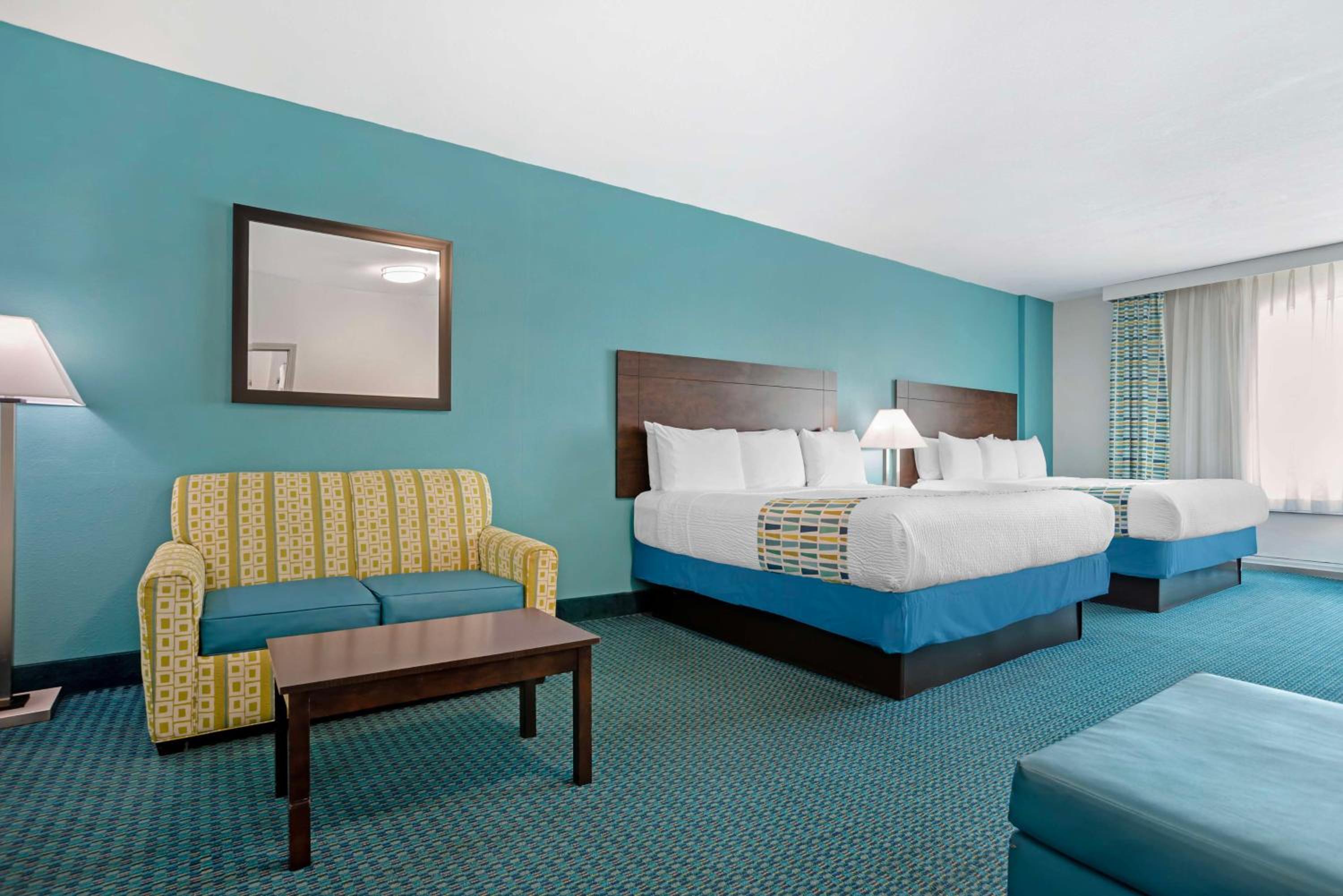 King Room with Two King Beds and Sofa Bed - Non-Smoking - Photo 4