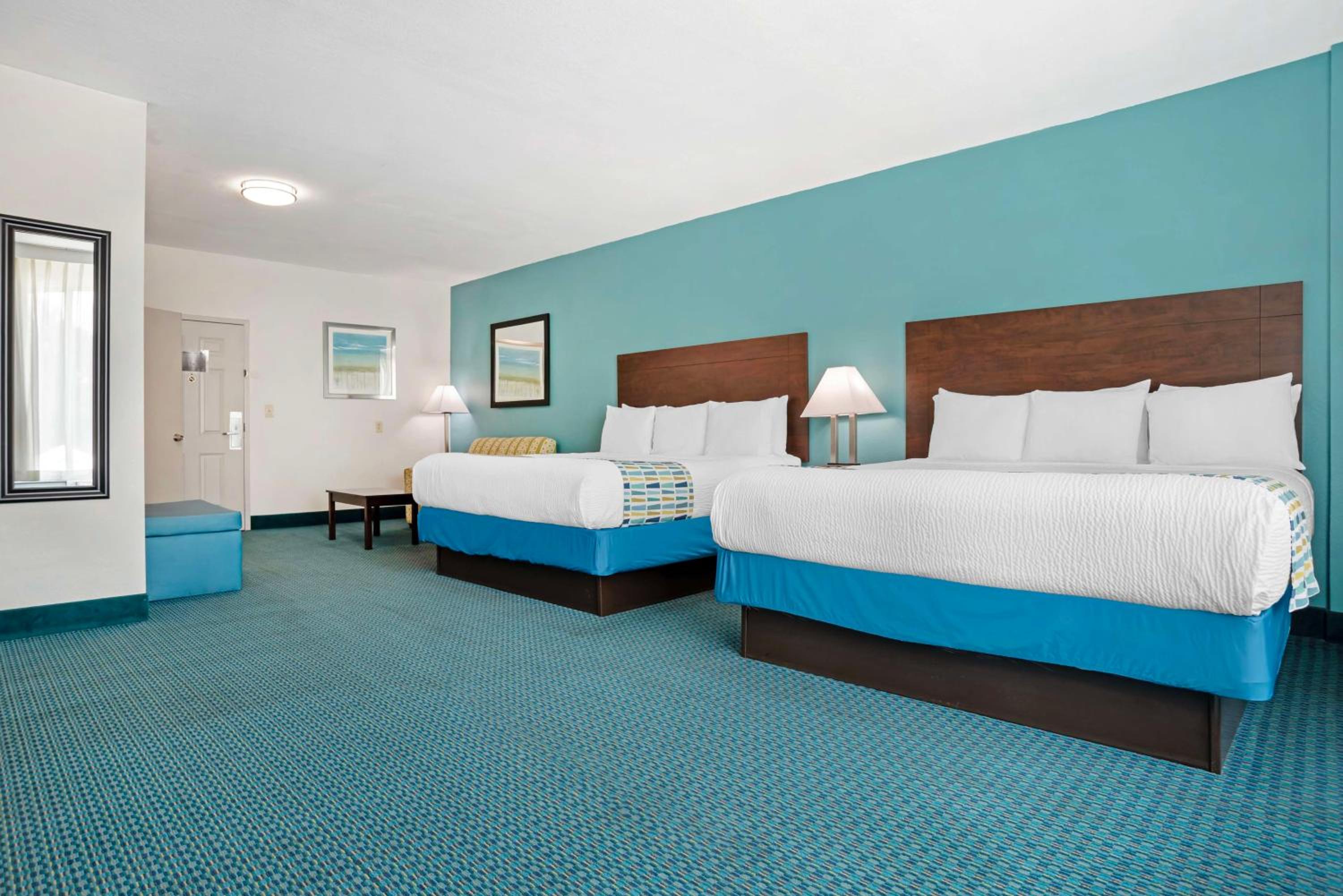 King Room with Two King Beds and Sofa Bed - Non-Smoking - Photo 2