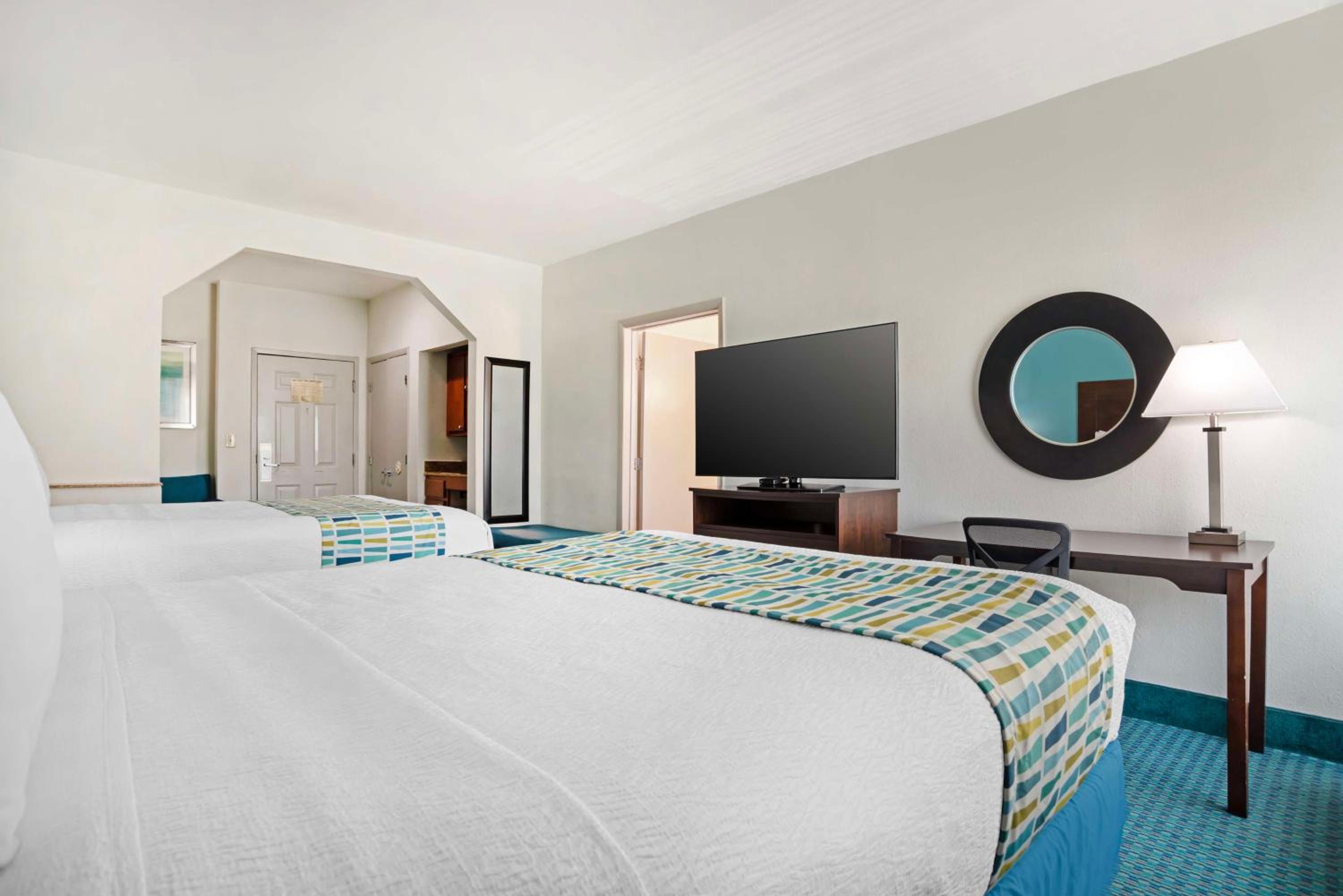 Queen Suite with Sofa Bed - Photo 3