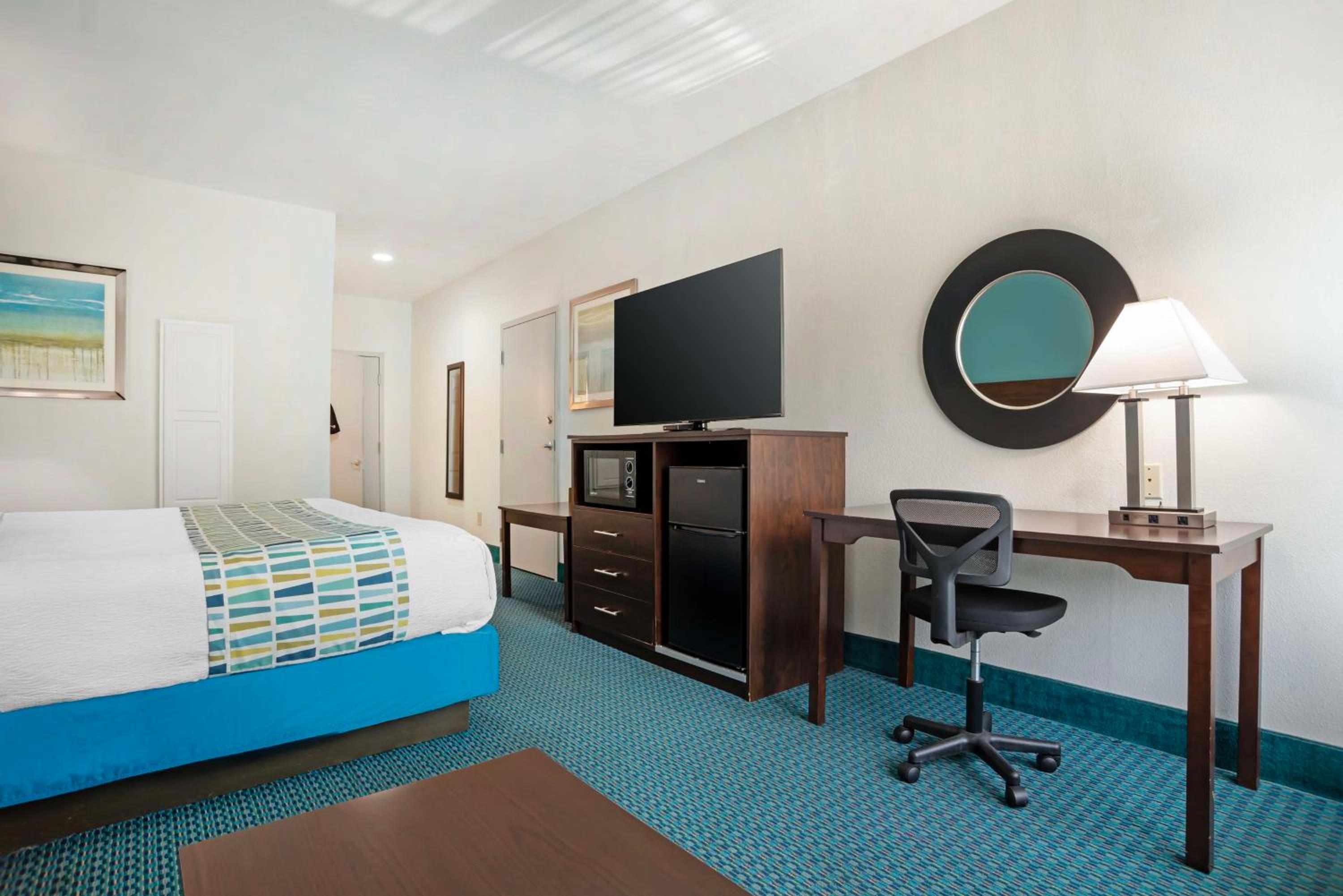 King Room with Roll-in Shower - Disability Access/Non-Smoking - Photo 3