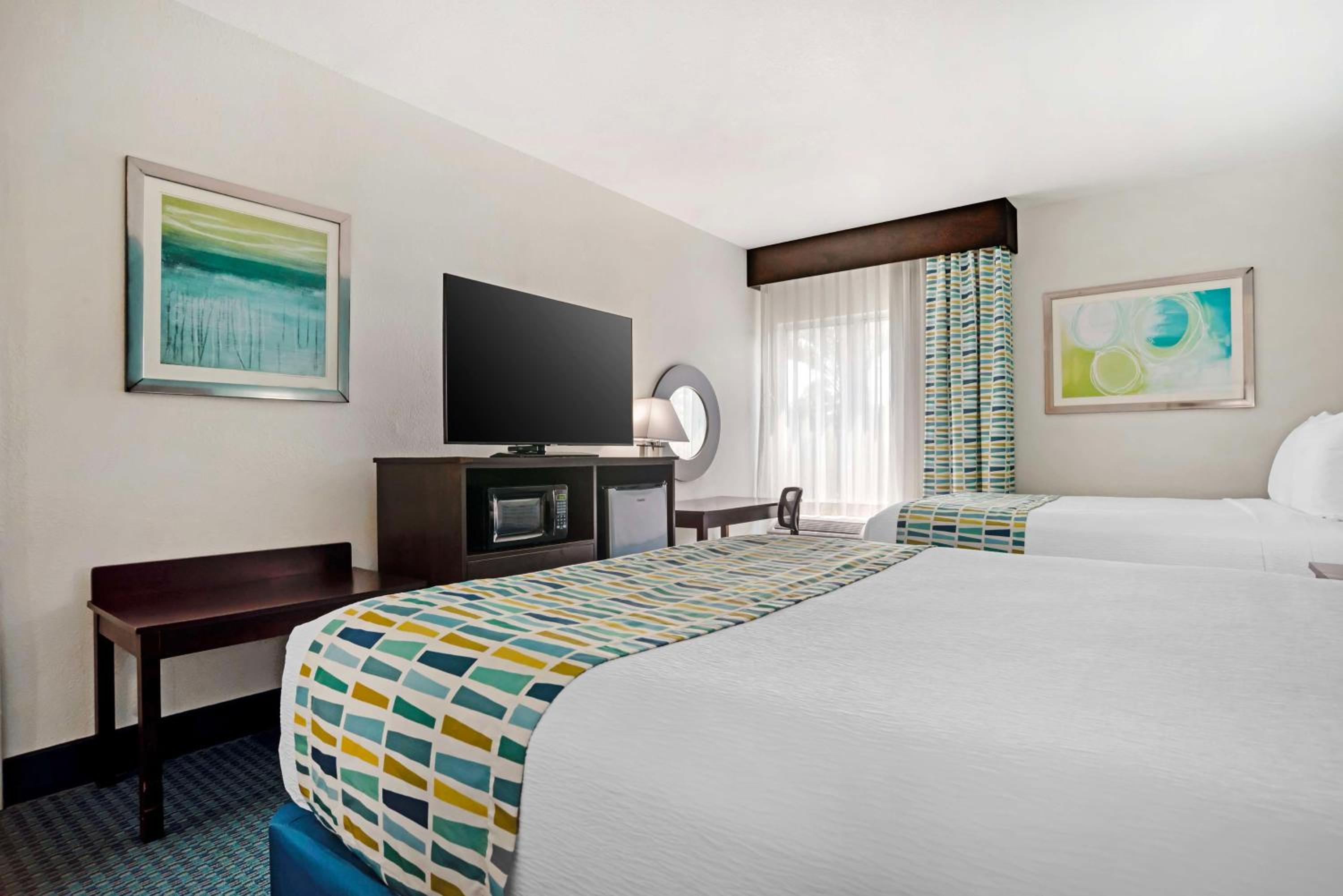 Queen Room with Two Queen Beds and Bath Tub - Disability Access/Non-Smoking  - Photo 4