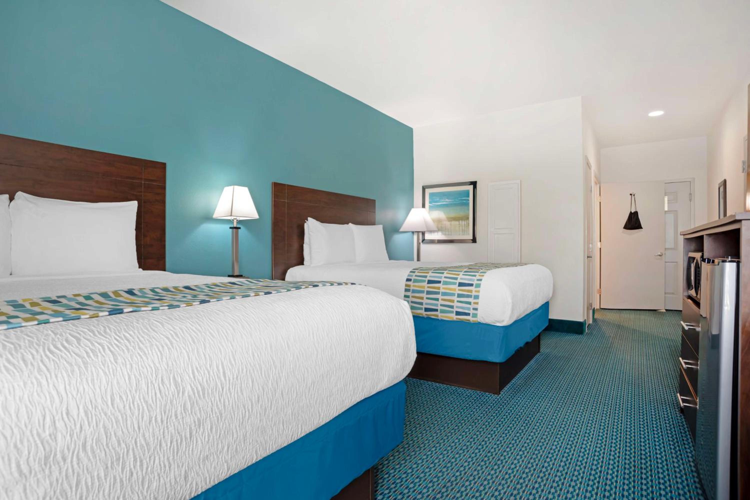 Queen Room with Two Queen Beds and Bath Tub - Disability Access/Non-Smoking  - Photo 2
