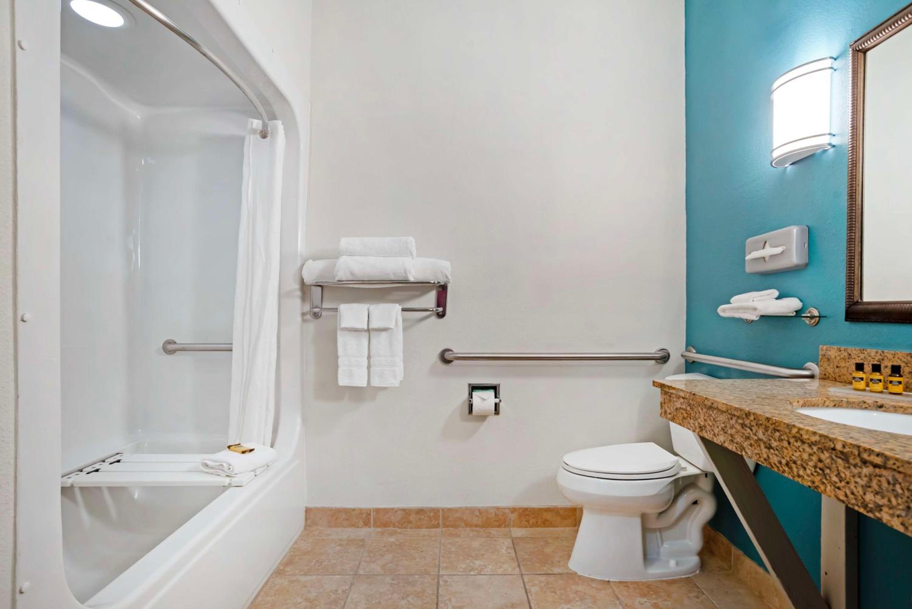 Queen Room with Two Queen Beds and Bath Tub - Disability Access/Non-Smoking  - Photo 3