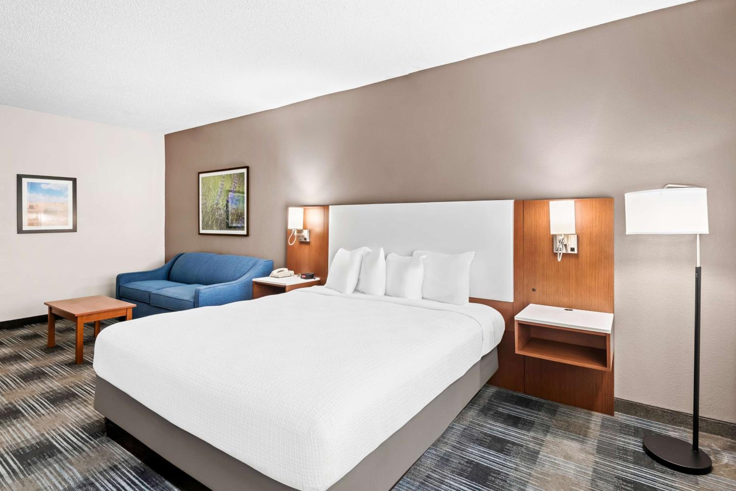 King Room - Non-Smoking - Photo 2