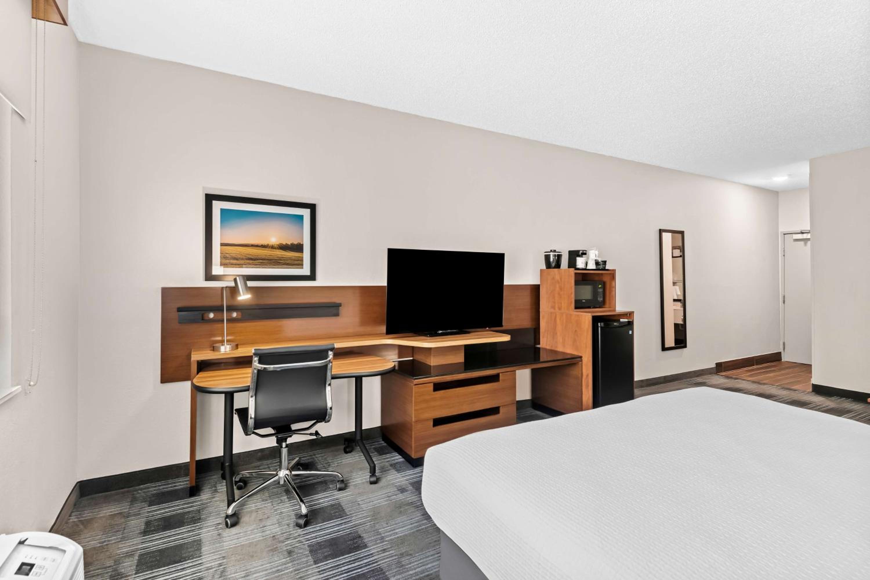 King Room - Non-Smoking - Photo 3
