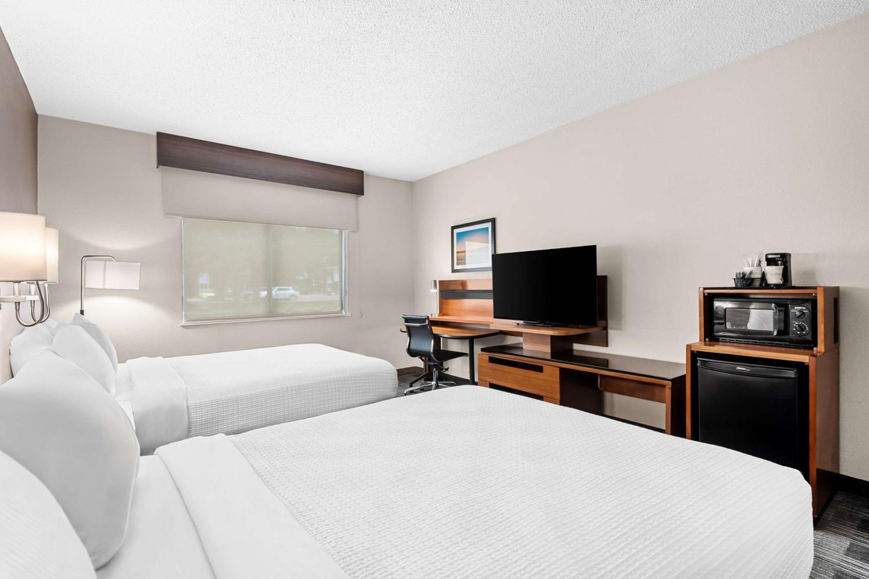 Queen Room with Two Queen Beds - Photo 2