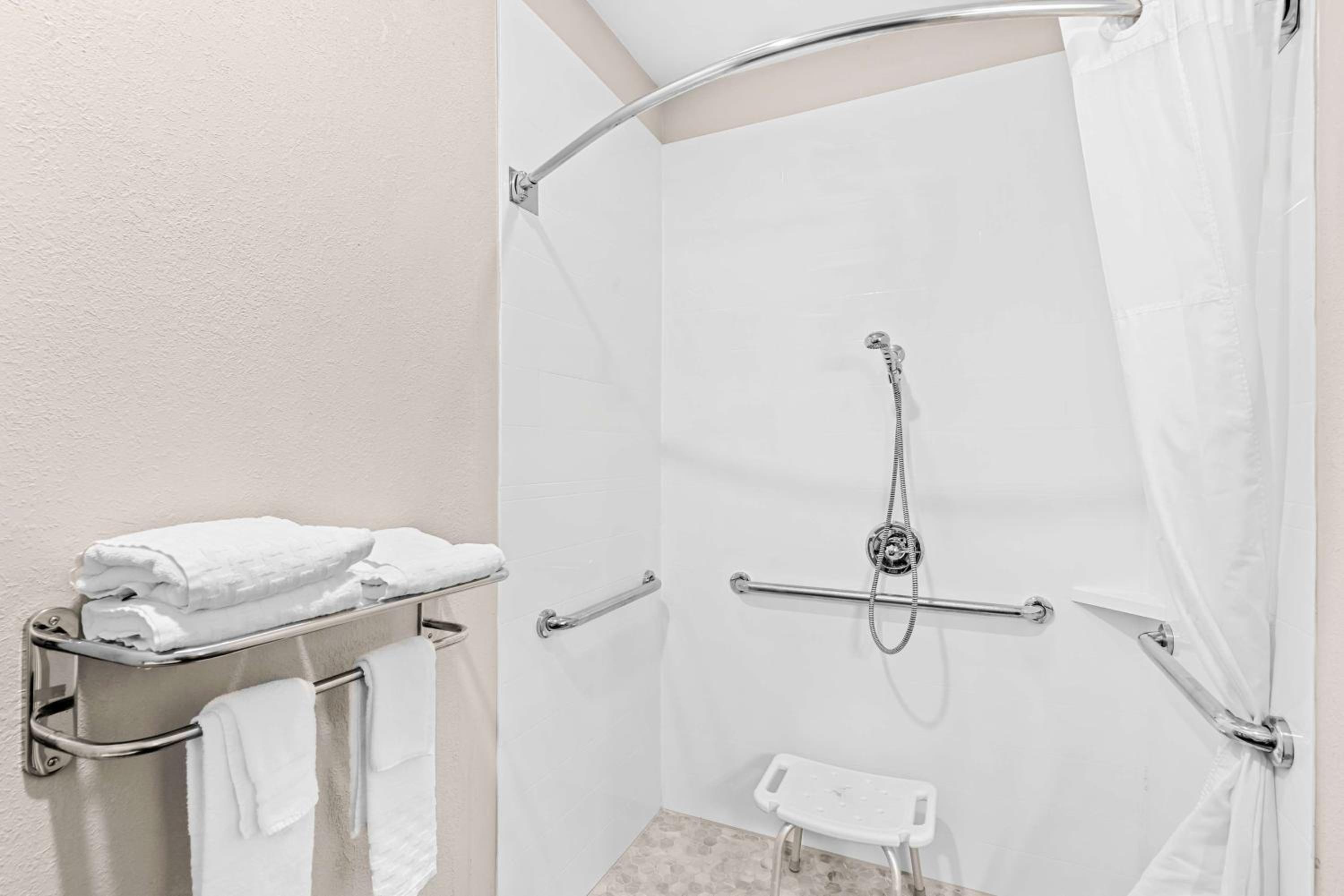 King Room - Mobility Accessible with Roll-in Shower - Photo 3