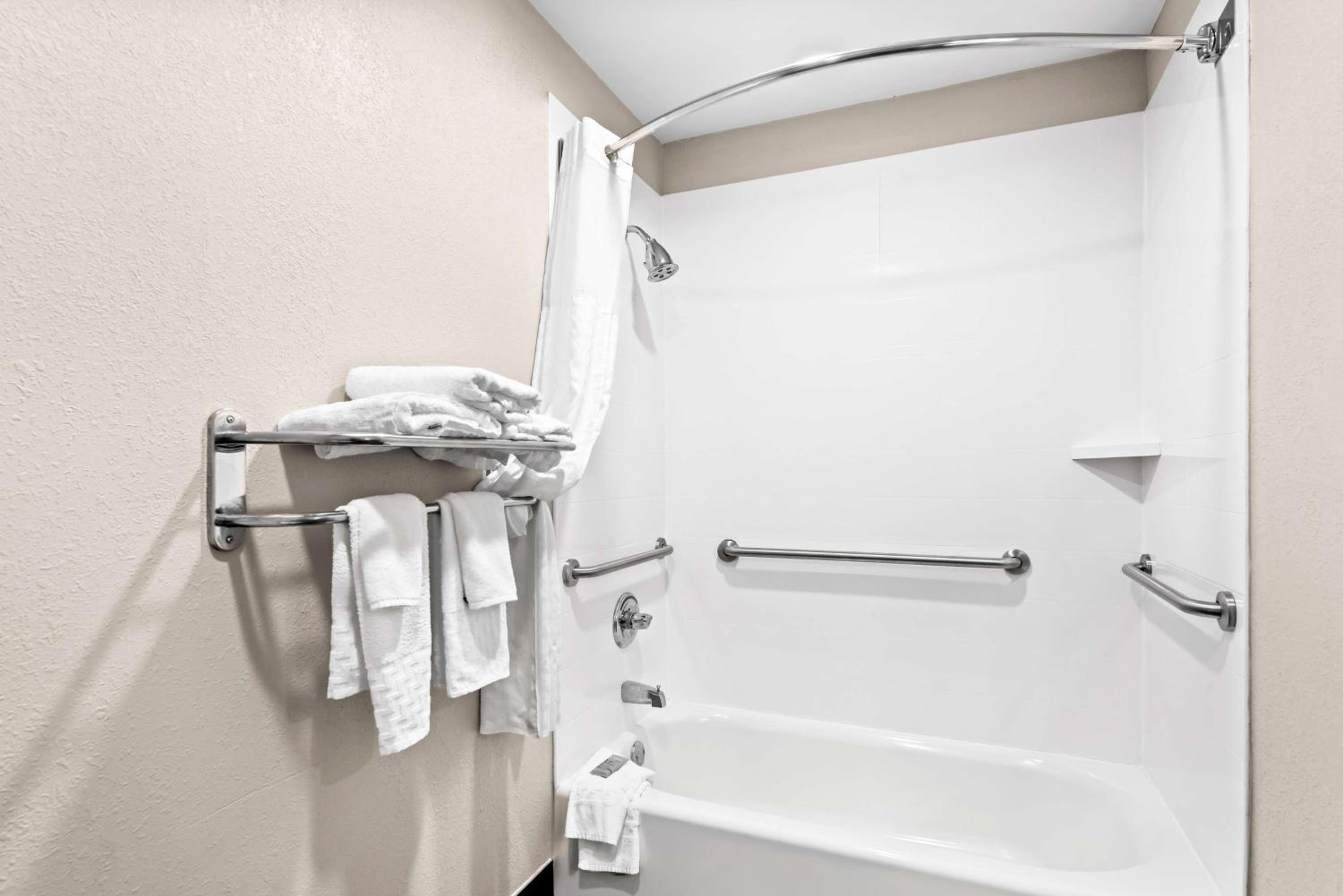 King Room - Mobility Accessible  - Photo 7
